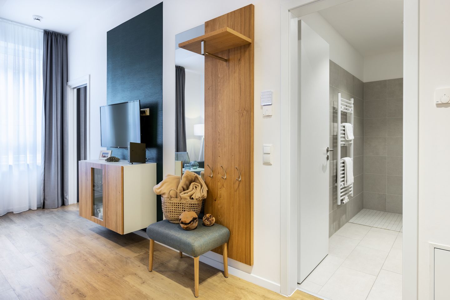 Ferienapartments am Krusespeicher Ferienapartments am Krusespeicher 2-20 Wismar - Wohn-/Essbereich mit Zugang zum Badezimmer