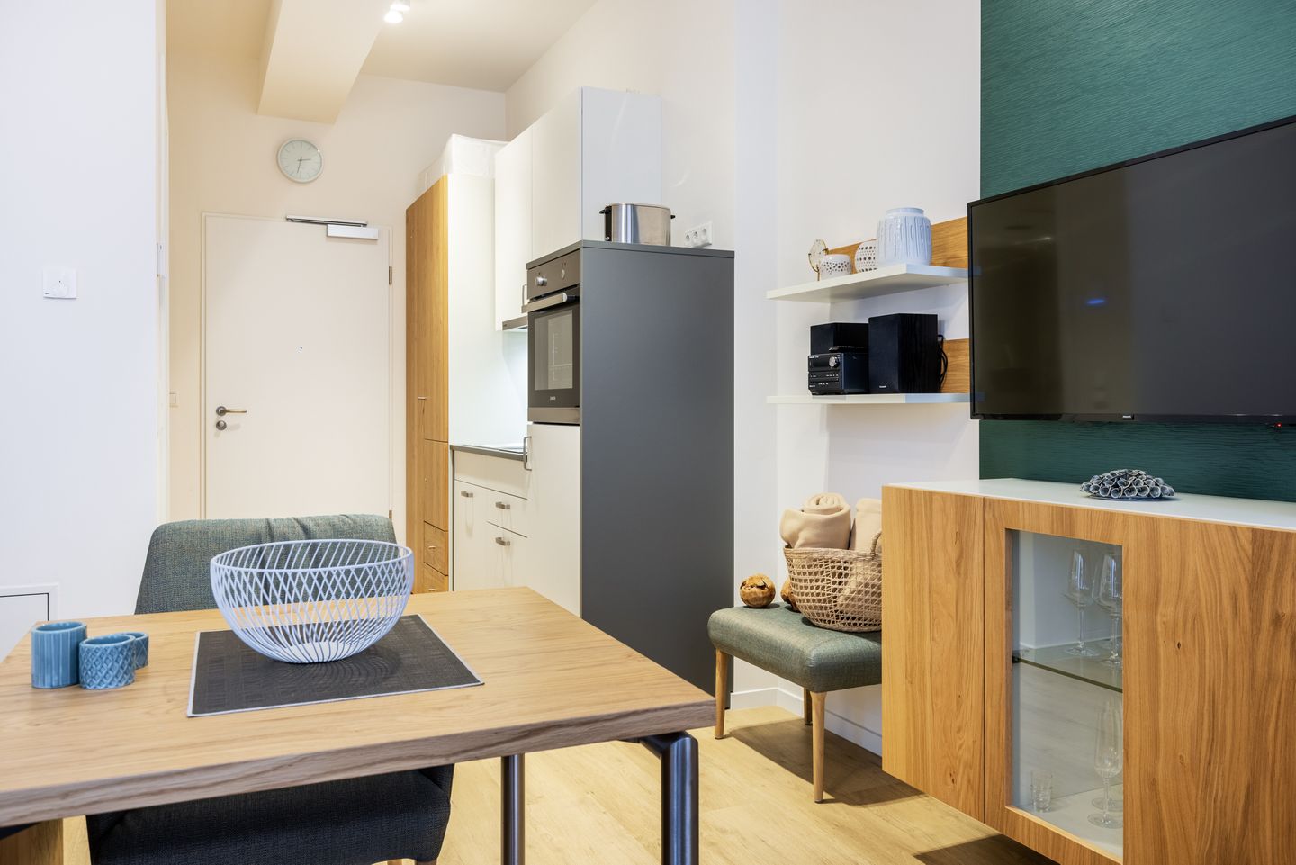 Ferienapartments am Krusespeicher Ferienapartments am Krusespeicher 2-23 Wismar - Wohn-/Schlafbereich mit Blick zum Eingang