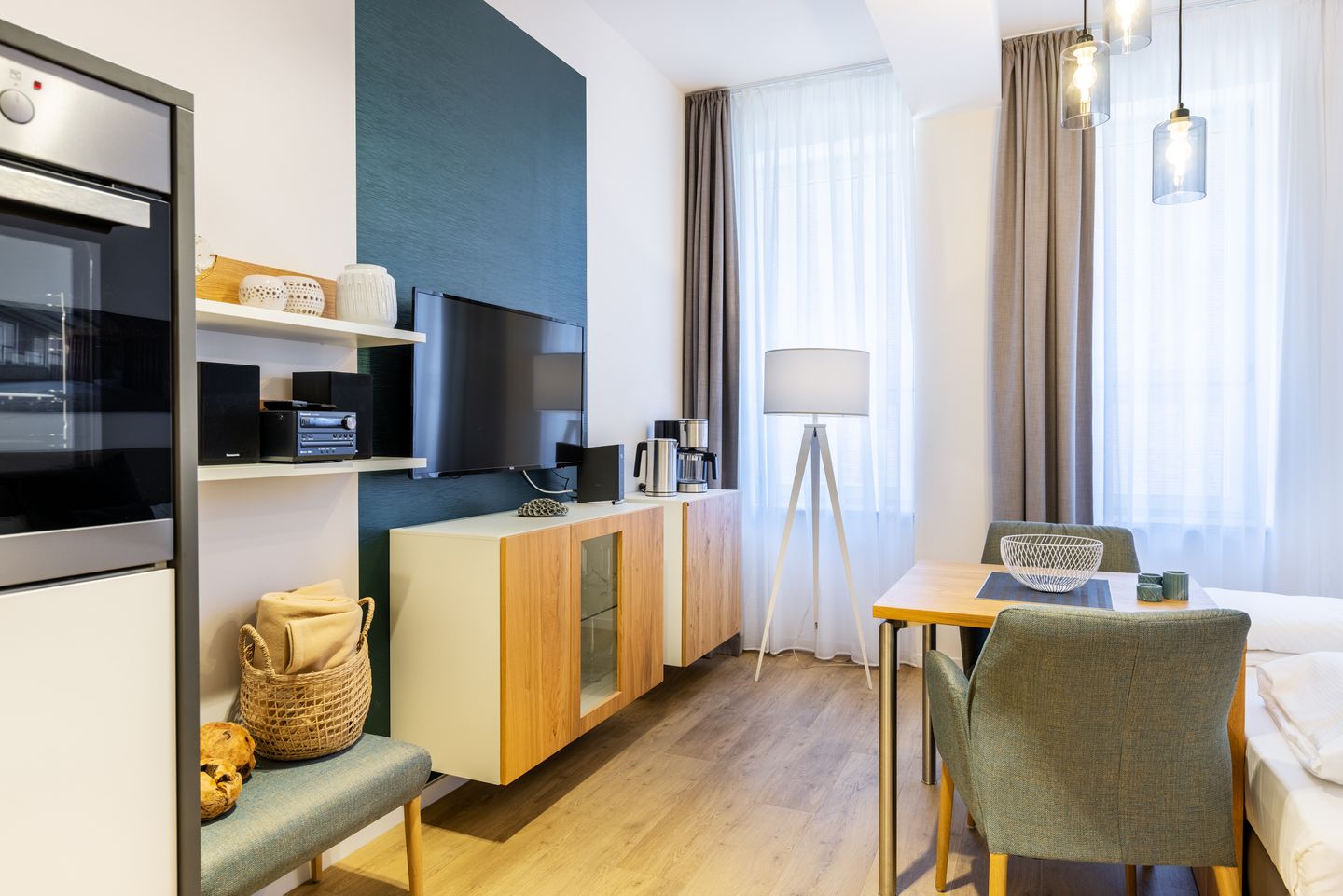 Ferienapartments am Krusespeicher Ferienapartments am Krusespeicher 2-23 Wismar - Wohn-/Schlafbereich mit Flatscreen-TV