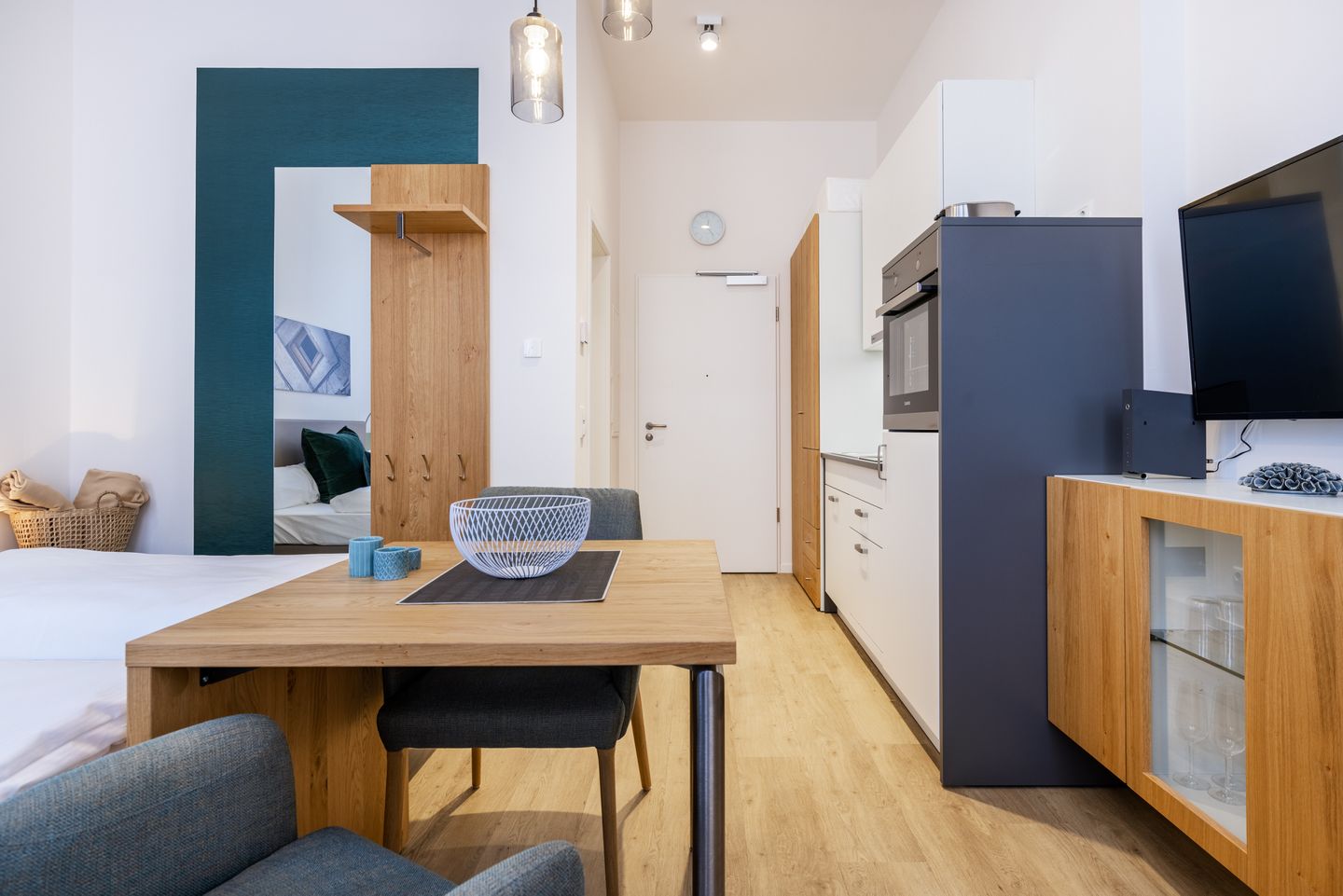 Ferienapartments am Krusespeicher Ferienapartments am Krusespeicher 3-28 Wismar - Wohn-/Schlafbereich mit Blick zum Eingang