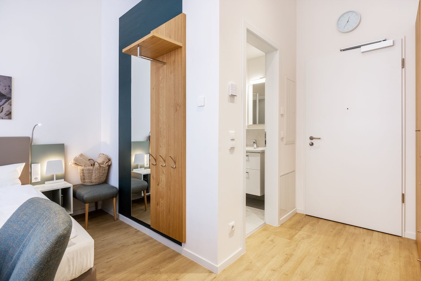 Ferienapartments am Krusespeicher Ferienapartments am Krusespeicher 3-28 Wismar - Wohn-/Schlafbereich mit Zugang zum Badezimmer