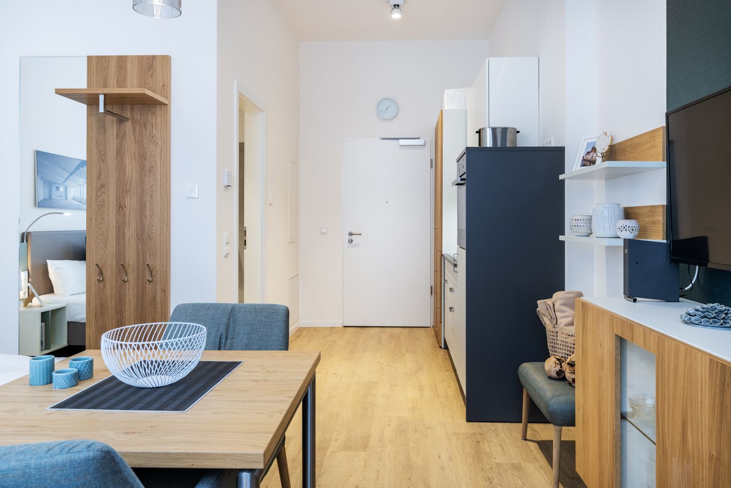 Ferienapartments am Krusespeicher Ferienapartments am Krusespeicher 3-32 Wismar - Wohn-/Schlafbereich mit Blick zum Eingang