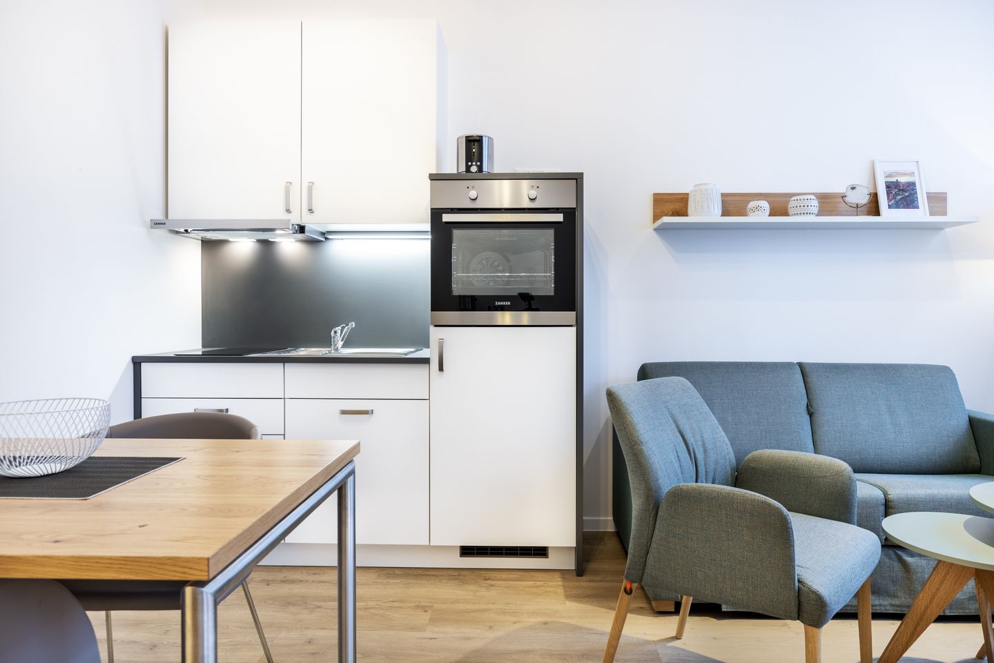 Ferienapartments am Krusespeicher Ferienapartments am Krusespeicher 3-35 Wismar - Wohn-/Essbereich mit Küchenzeile