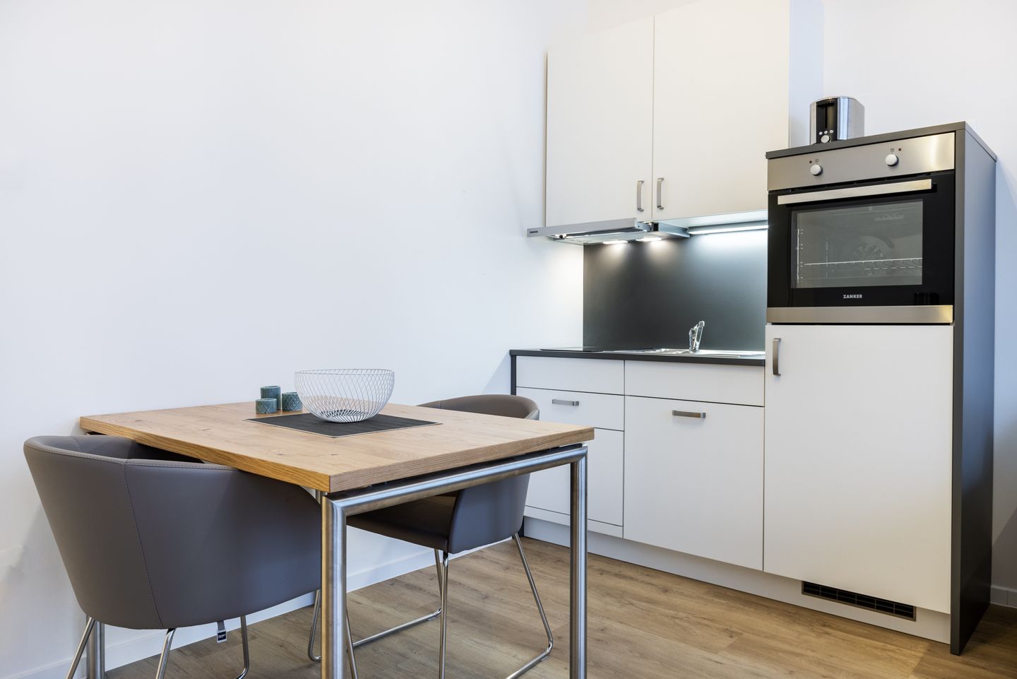 Ferienapartments am Krusespeicher Ferienapartments am Krusespeicher 3-35 Wismar - Wohn-/Essbereich mit Esstisch