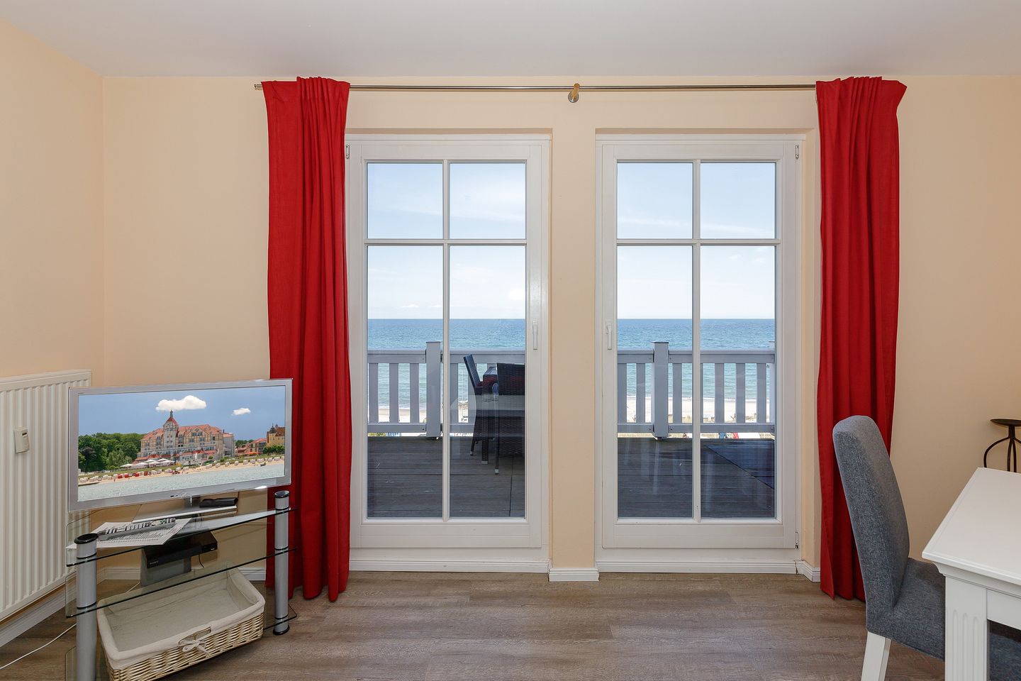 Meeresblick Meeresblick 320 Kühlungsborn - Wohn-Essbereich mit Esstisch und Sitzgelegenheit