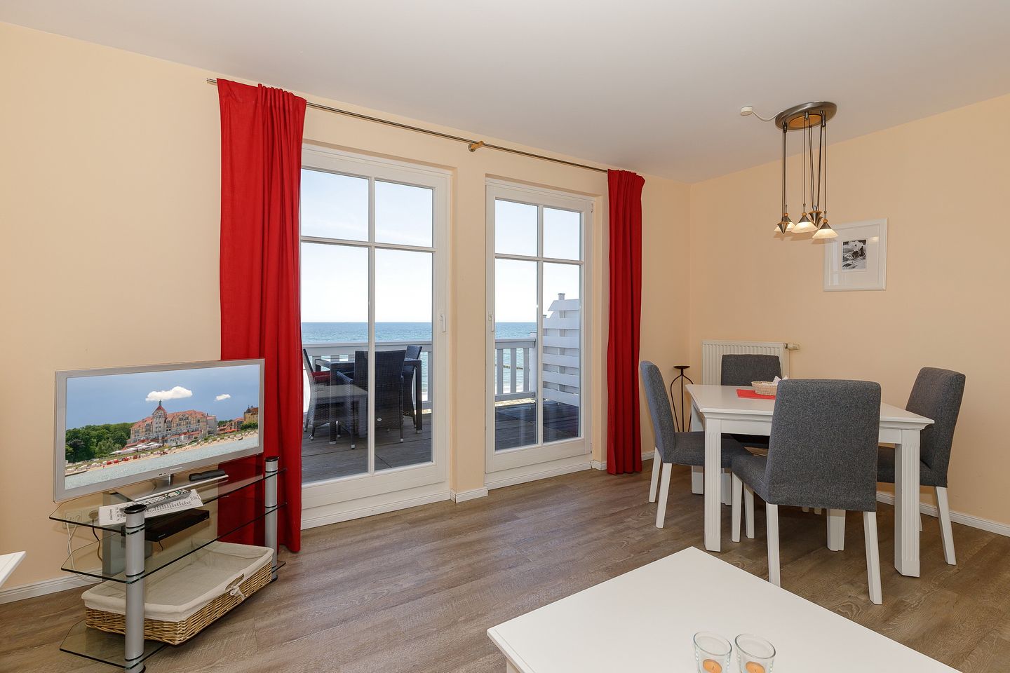 Meeresblick Meeresblick 320 Kühlungsborn - Wohn-Essbereich mit Esstisch und Sitzgelegenheit