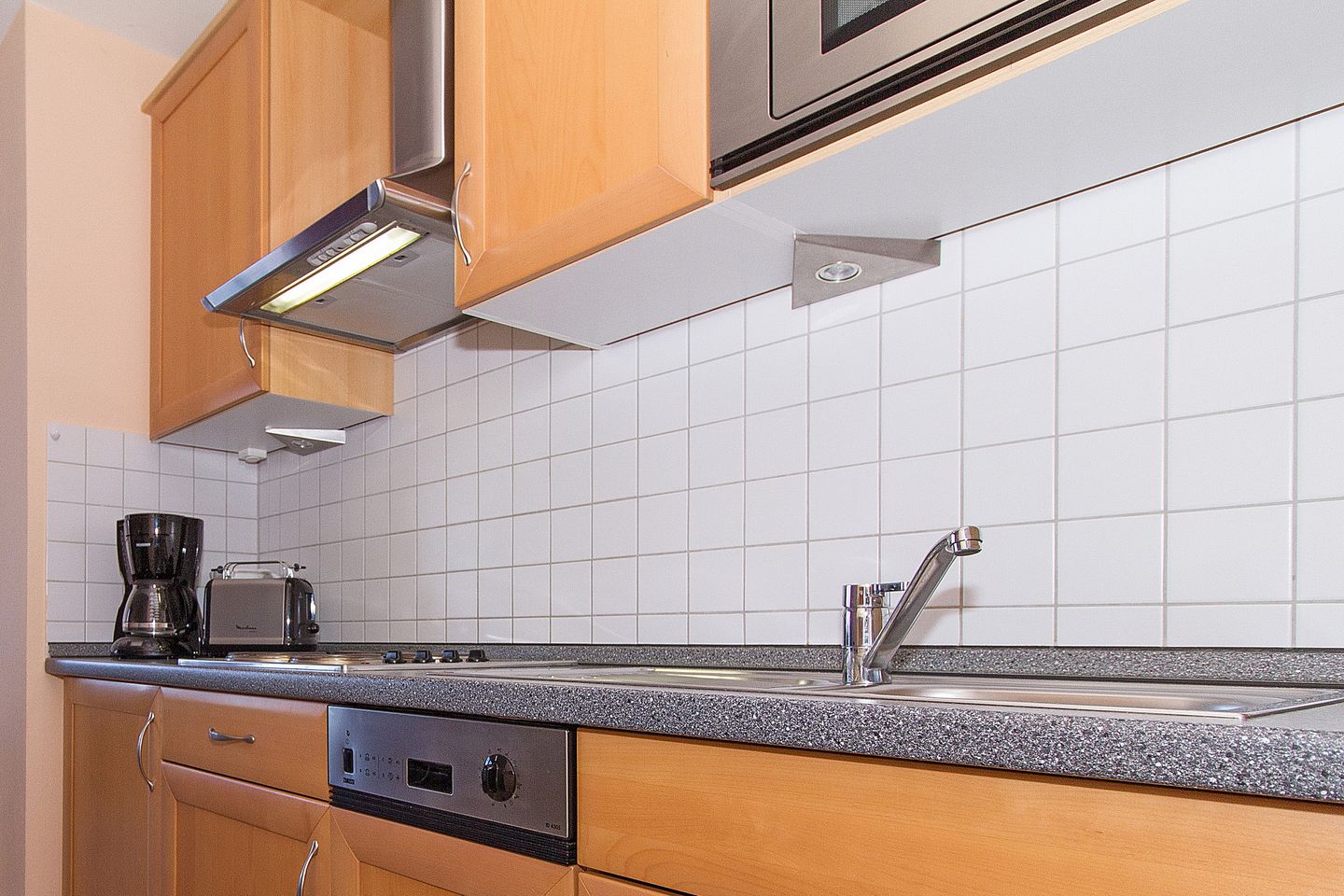 Meeresblick Meeresblick 320 Kühlungsborn - Küchenzeile mit Mikrowelle