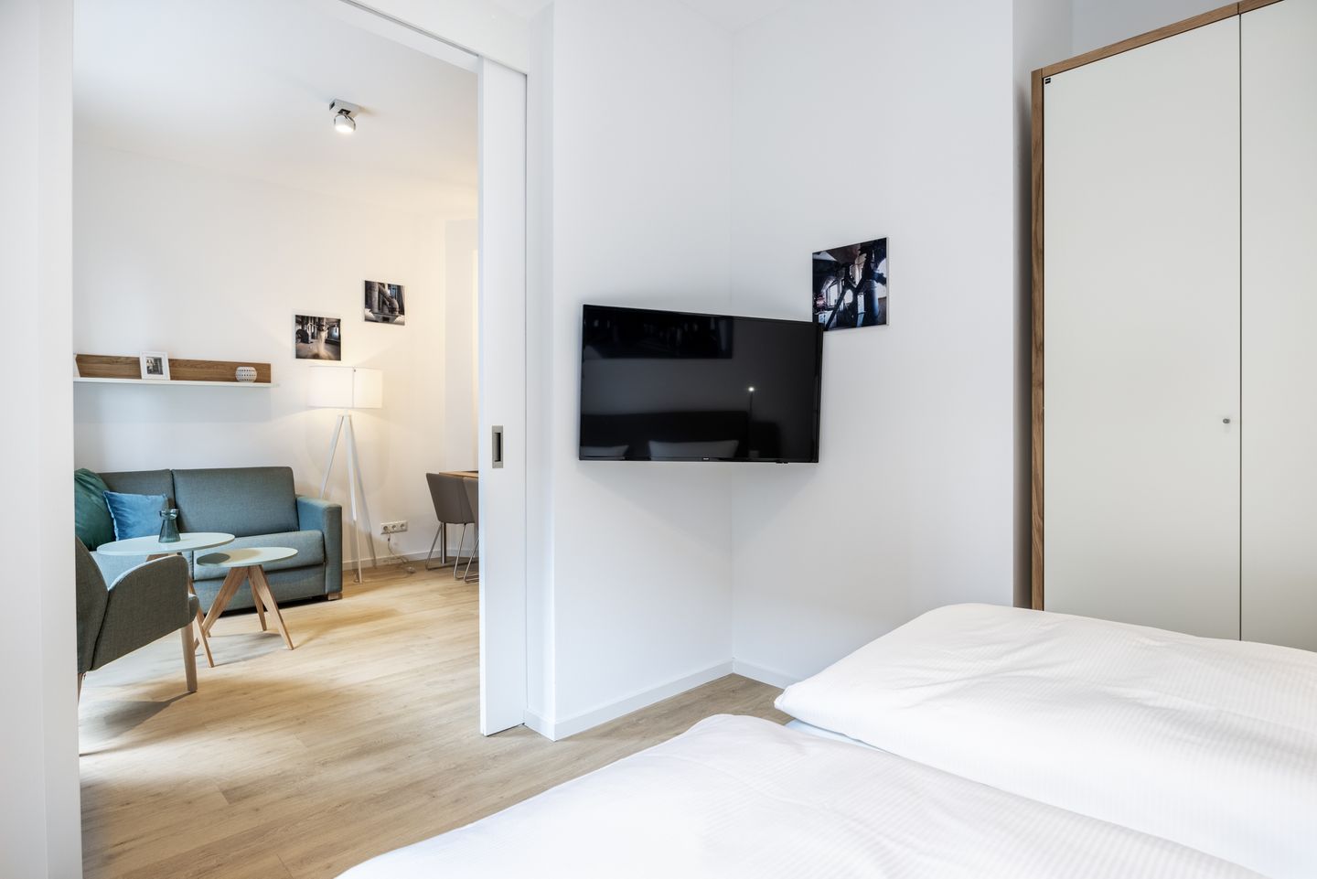 Krusespeicher Krusespeicher 2-38 Wismar - Schlafzimmer mit Doppelbett und Flatscreen TV