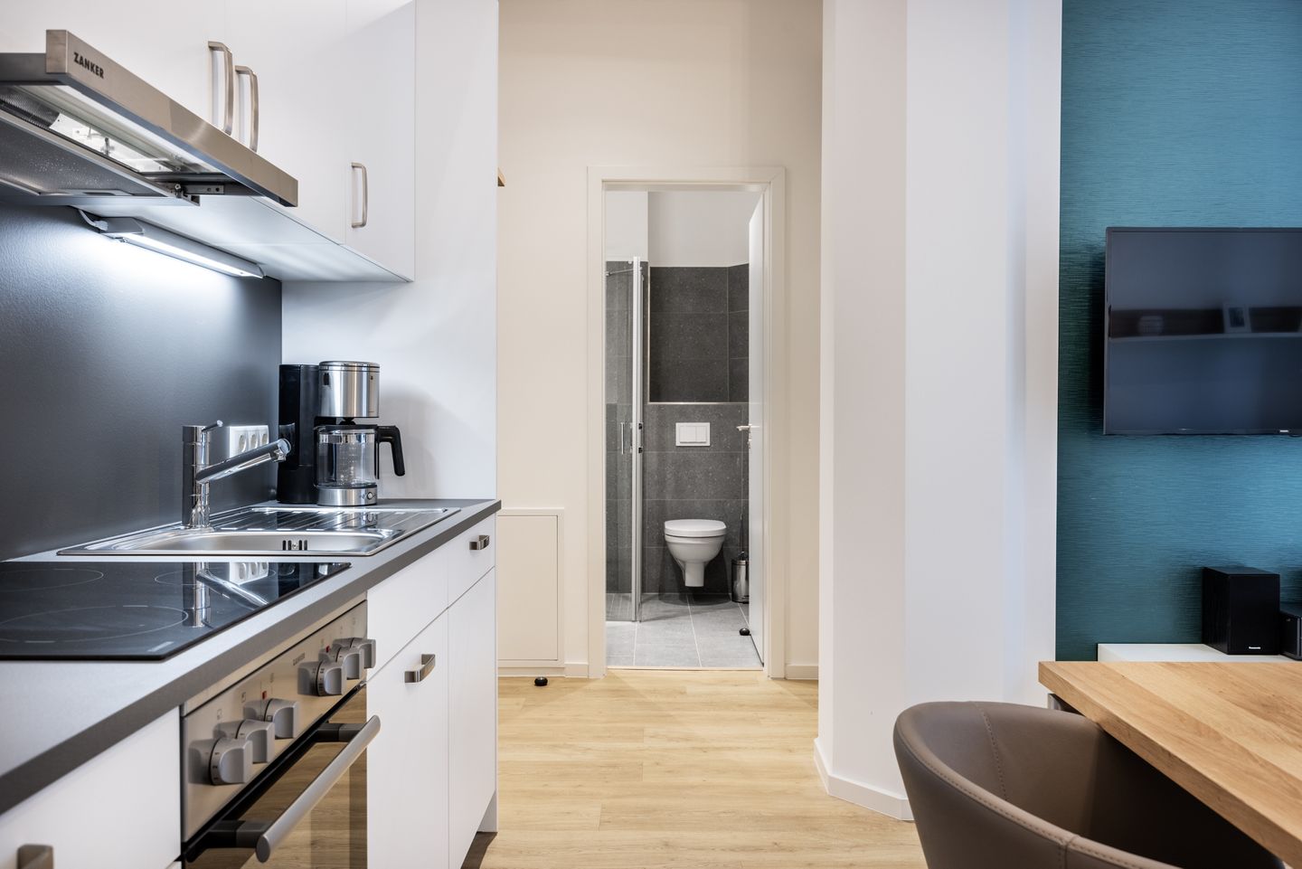 Krusespeicher Krusespeicher 2-38 Wismar - Wohn-/Essbereich mit Zugang zum Badezimmer