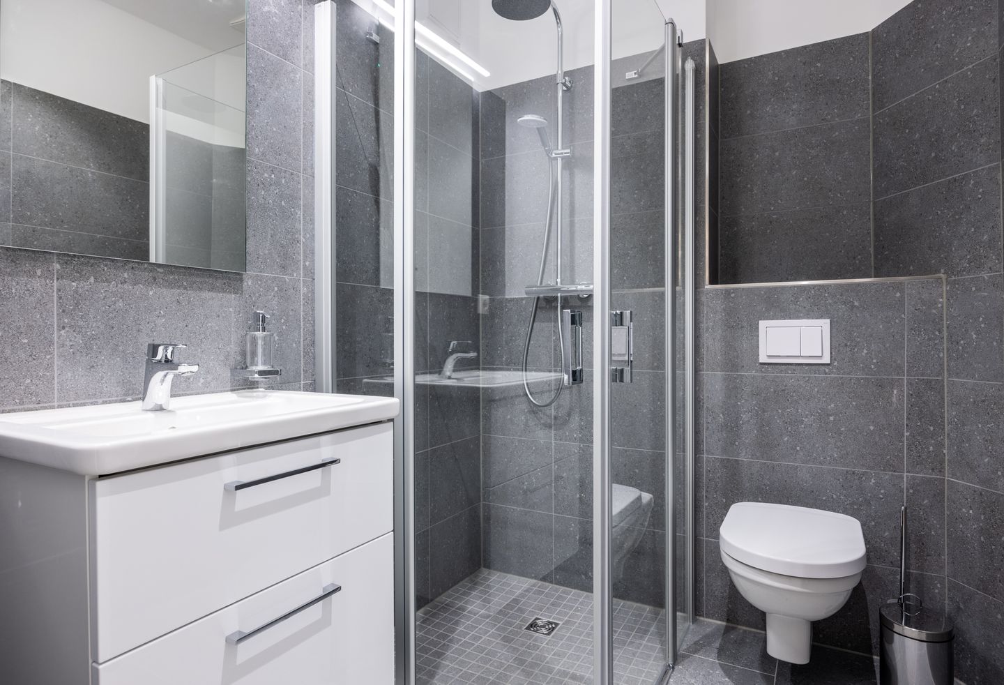 Krusespeicher Krusespeicher 2-38 Wismar - Badezimmer mit Dusche, Waschtisch, WC und Spiegel