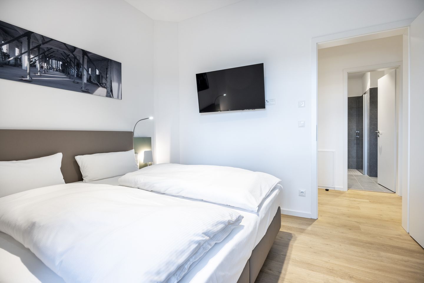 Krusespeicher Krusespeicher 2-39 Wismar - Schlafzimmer mit Doppelbett und TV