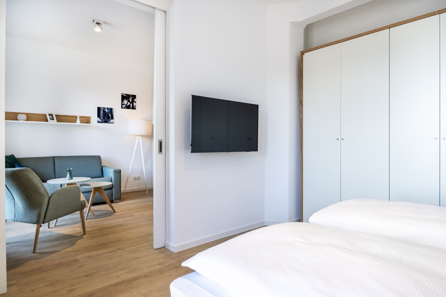 Krusespeicher Krusespeicher 2-41 Wismar - Schlafzimmer mit Kleiderschrank und TV