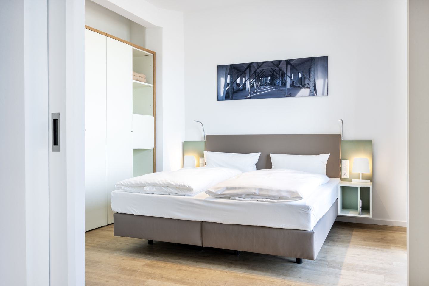 Krusespeicher Krusespeicher 2-41 Wismar - Schlafzimmer mit Doppelbett und Kleiderschrank