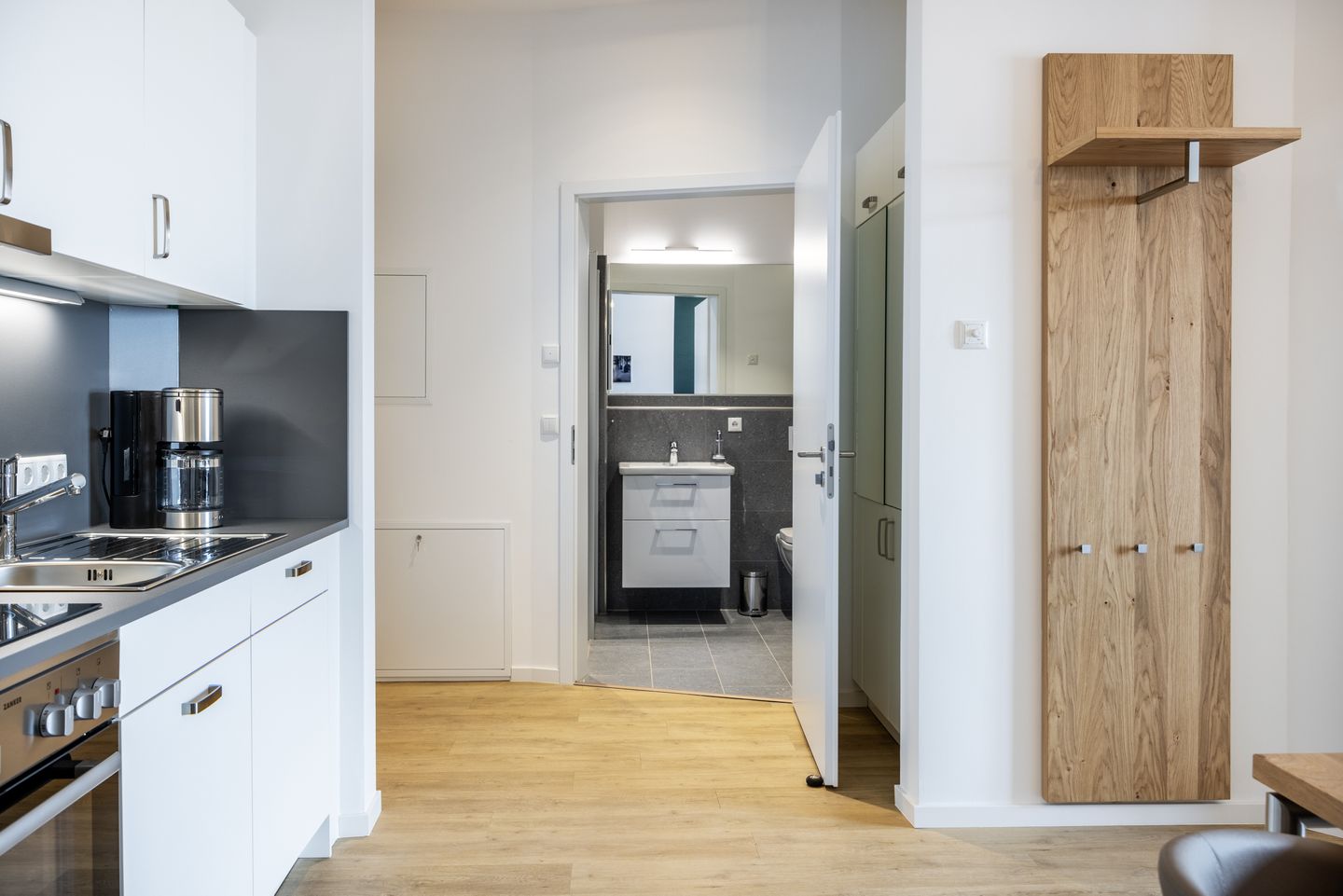 Krusespeicher Krusespeicher 2-41 Wismar - Wohn-/Essbereich mit Zugang zum Badezimmer