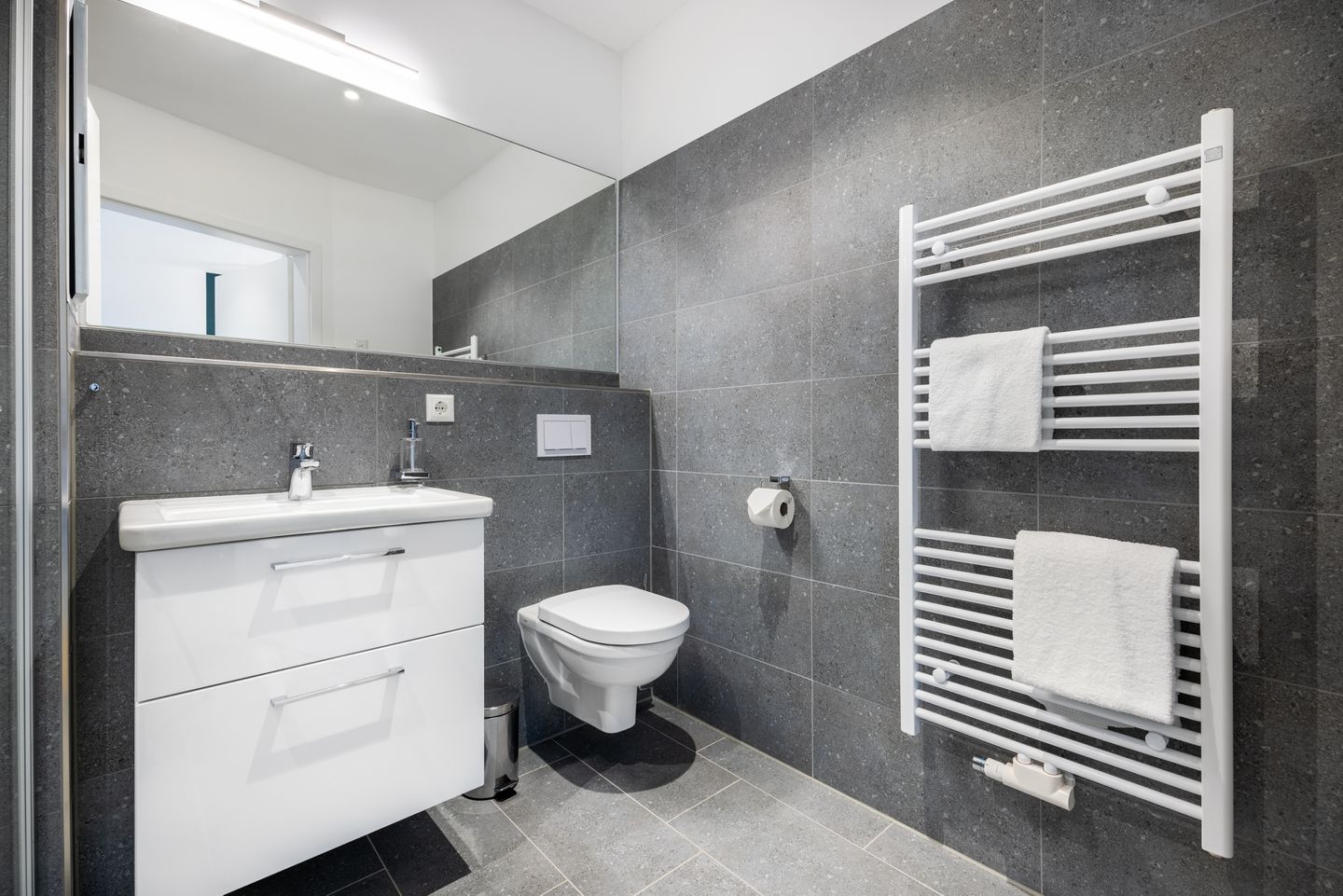 Krusespeicher Krusespeicher 2-41 Wismar - Badezimmer mit Waschtisch, WC und Spiegel