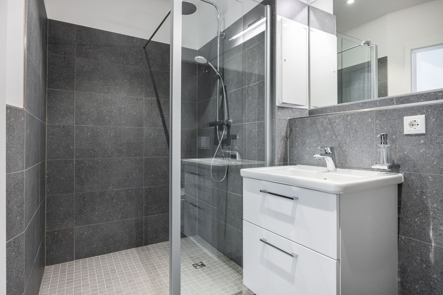 Krusespeicher Krusespeicher 2-41 Wismar - Badezimmer mit Dusche, Waschtisch, WC und Spiegel