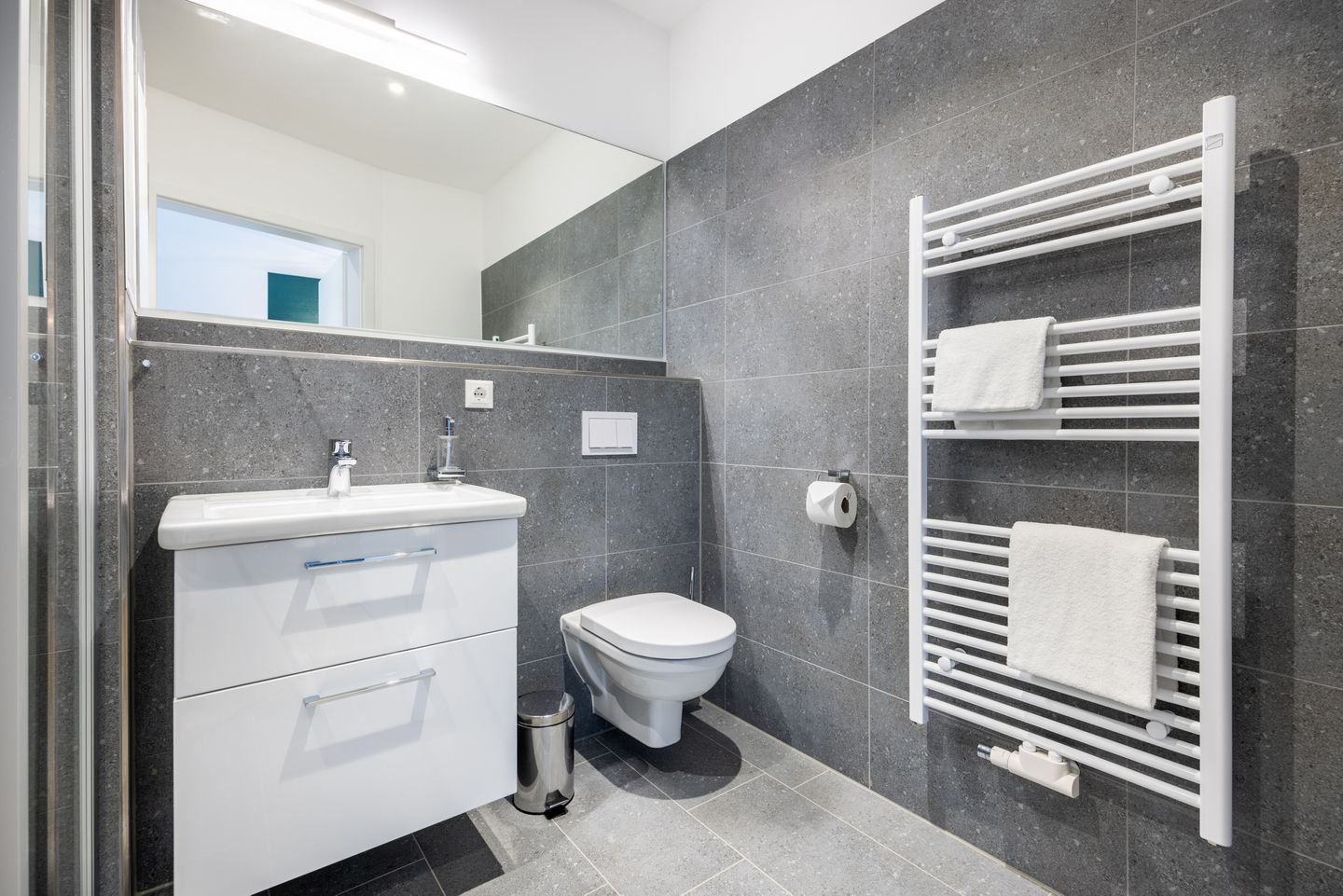 Krusespeicher Krusespeicher 2-42 Wismar - Badezimmer mit Waschtisch, WC und Spiegel