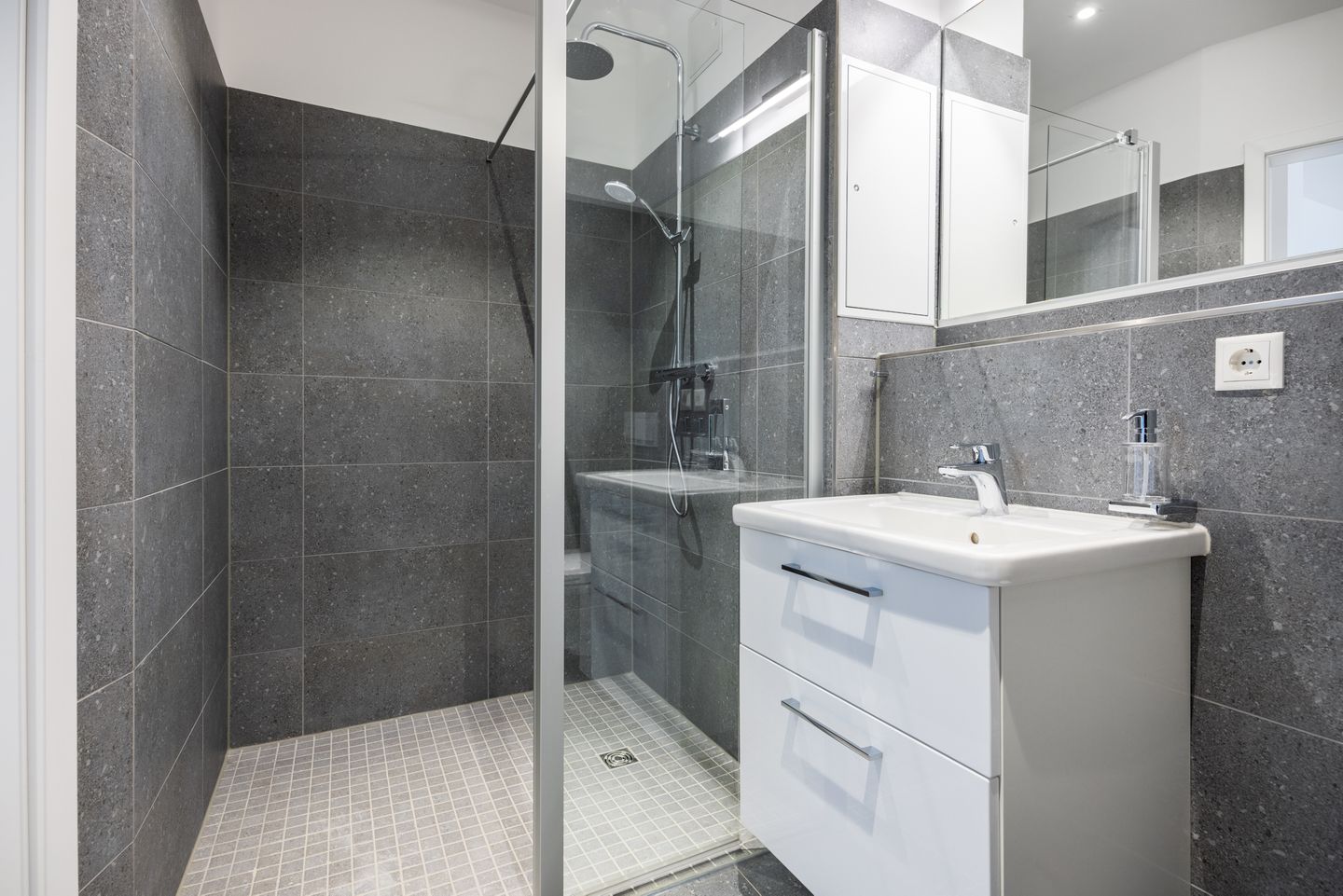 Krusespeicher Krusespeicher 2-42 Wismar - Badezimmer mit Dusche, Waschtisch, WC und Spiegel