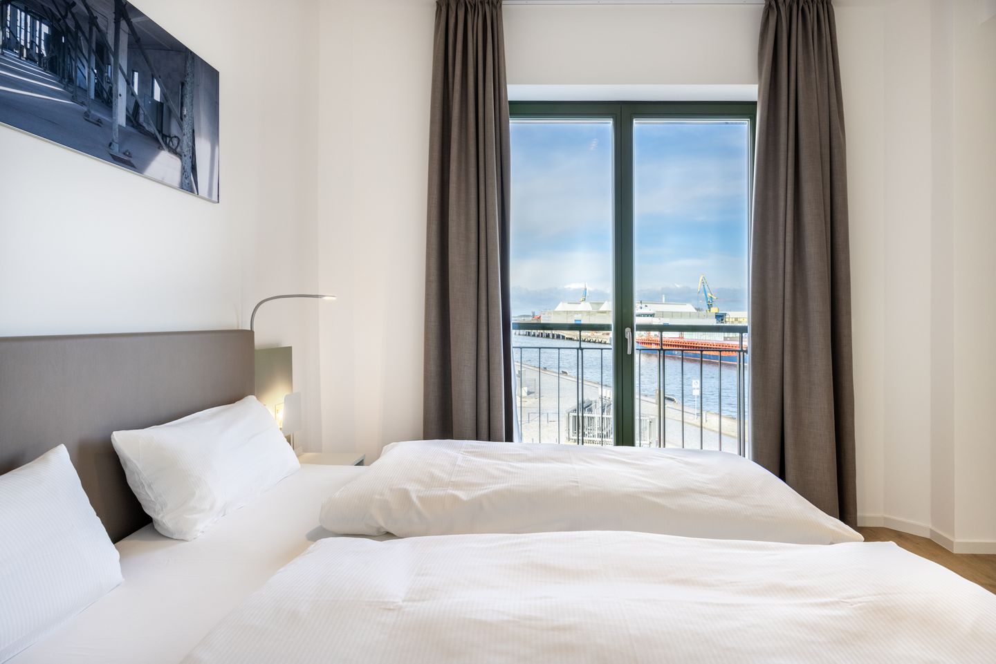 Krusespeicher Krusespeicher 2-42 Wismar - Schlafzimmer mit Doppelbett und Ausblick