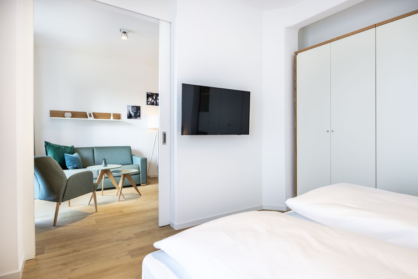 Krusespeicher Krusespeicher 2-42 Wismar - Schlafzimmer mit Kleiderschrank und TV