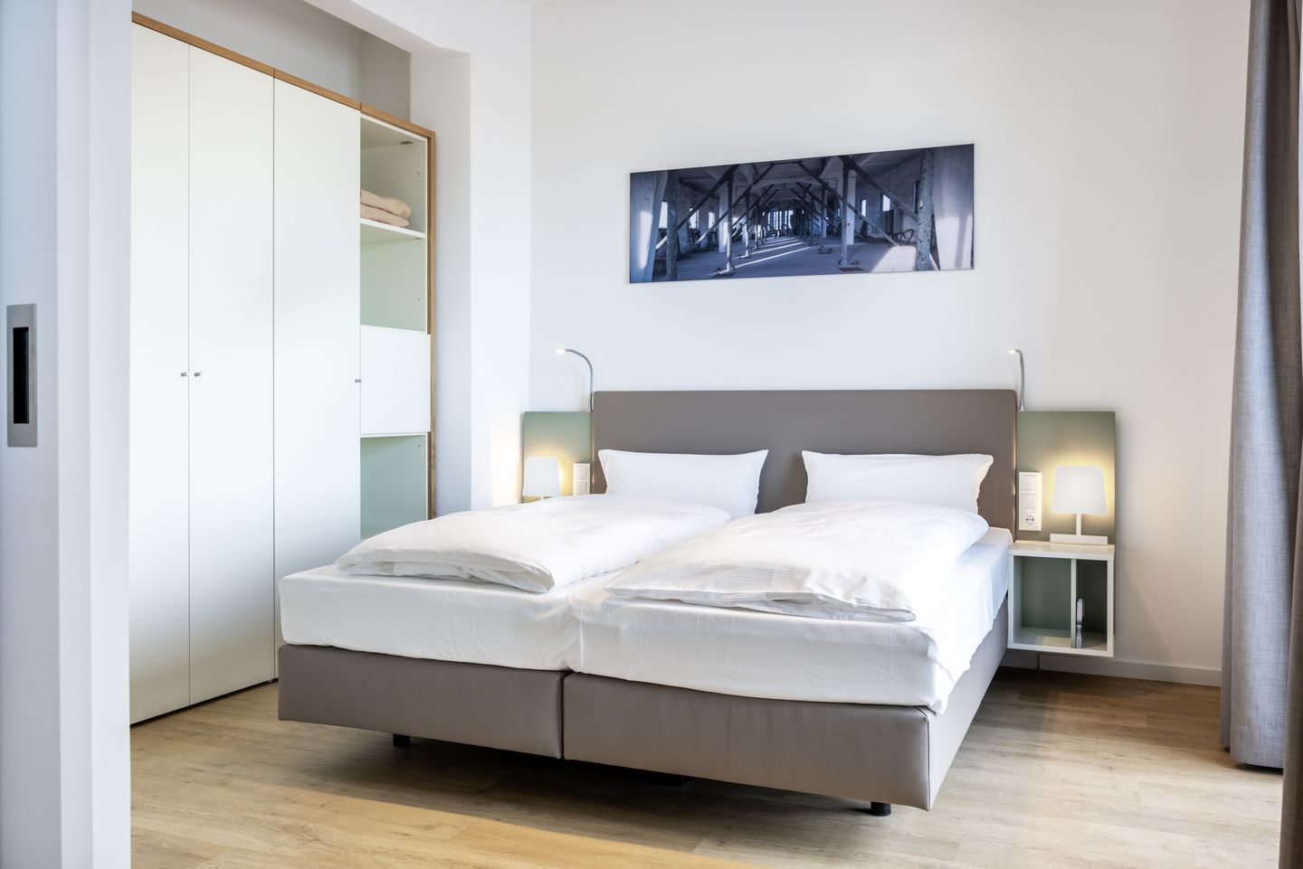 Krusespeicher Krusespeicher 2-42 Wismar - Schlafzimmer mit Doppelbett und Kleiderschrank