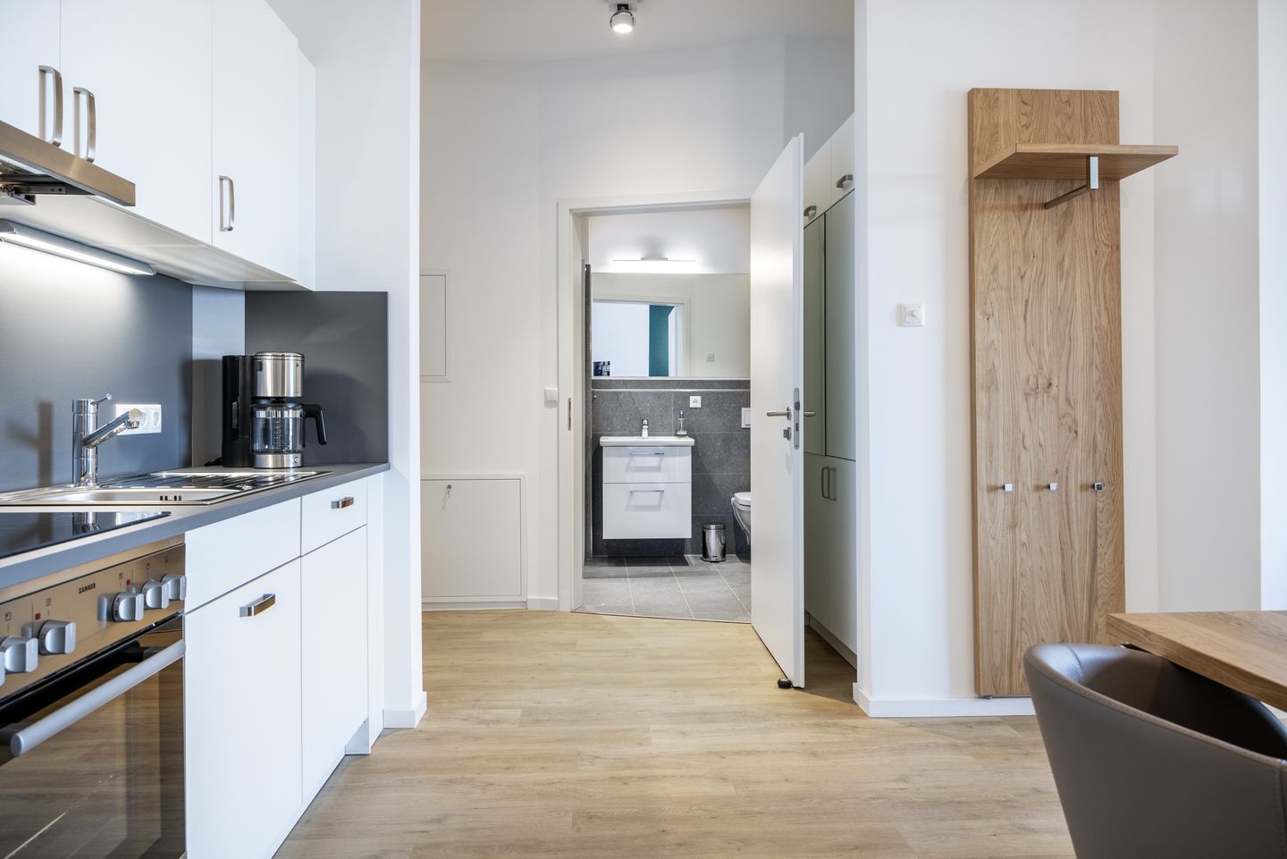 Krusespeicher Krusespeicher 2-42 Wismar - Wohn-/Essbereich mit Zugang zum Badezimmer