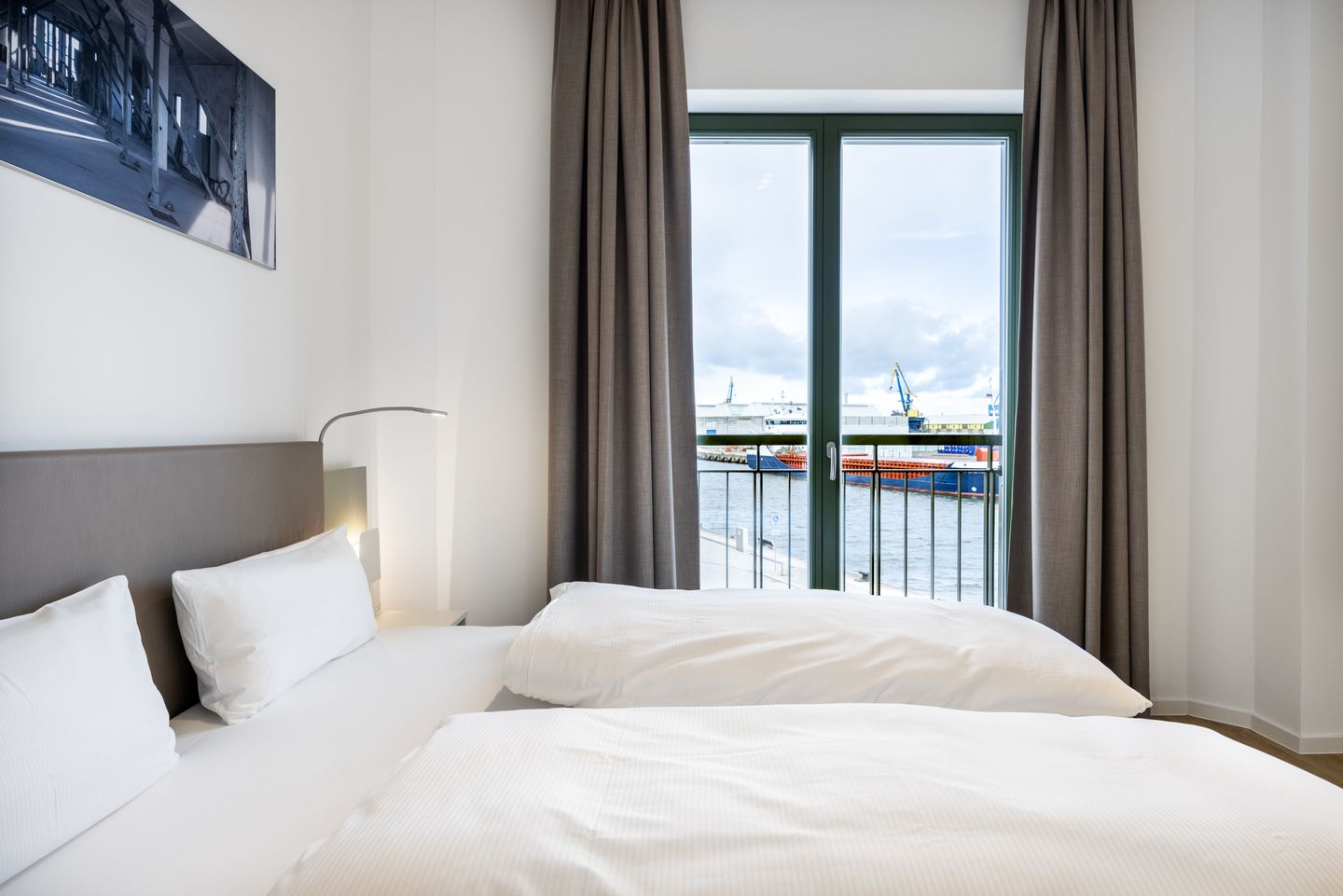 Krusespeicher Krusespeicher 2-43 Wismar - Schlafzimmer mit Doppelbett und Ausblick