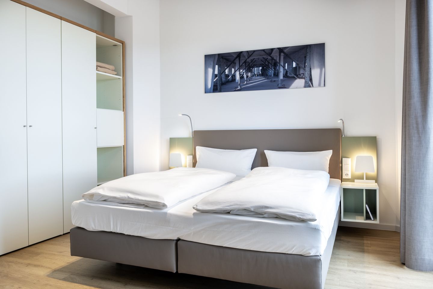 Krusespeicher Krusespeicher 2-43 Wismar - Schlafzimmer mit Doppelbett und Kleiderschrank