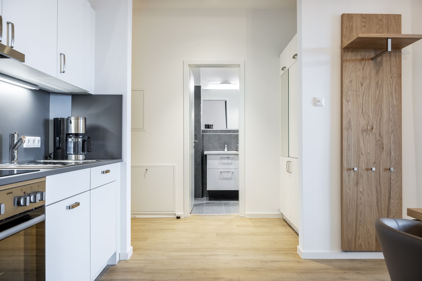 Krusespeicher Krusespeicher 2-43 Wismar - Wohn-/Essbereich mit Zugang zum Badezimmer