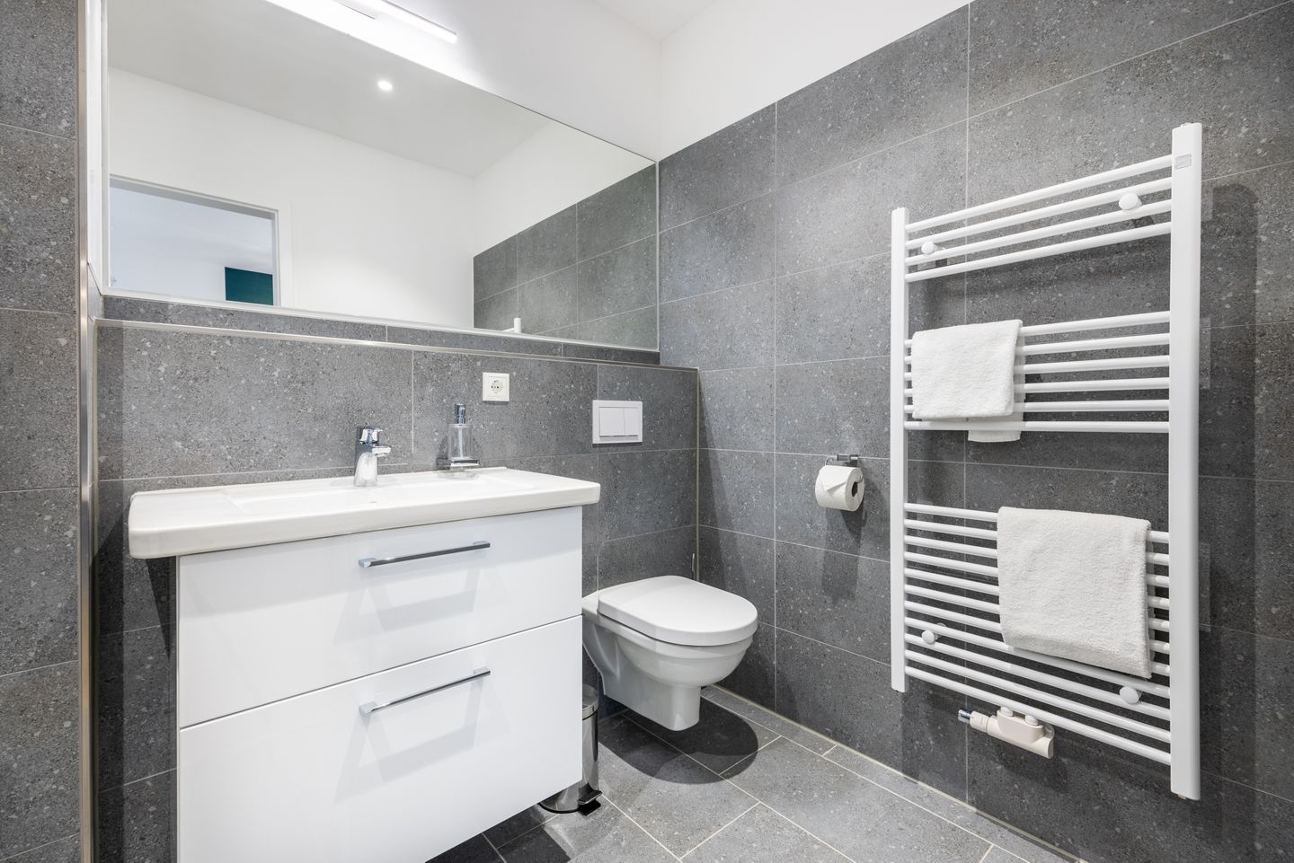 Krusespeicher Krusespeicher 2-43 Wismar - Badezimmer mit Waschtisch, WC und Spiegel