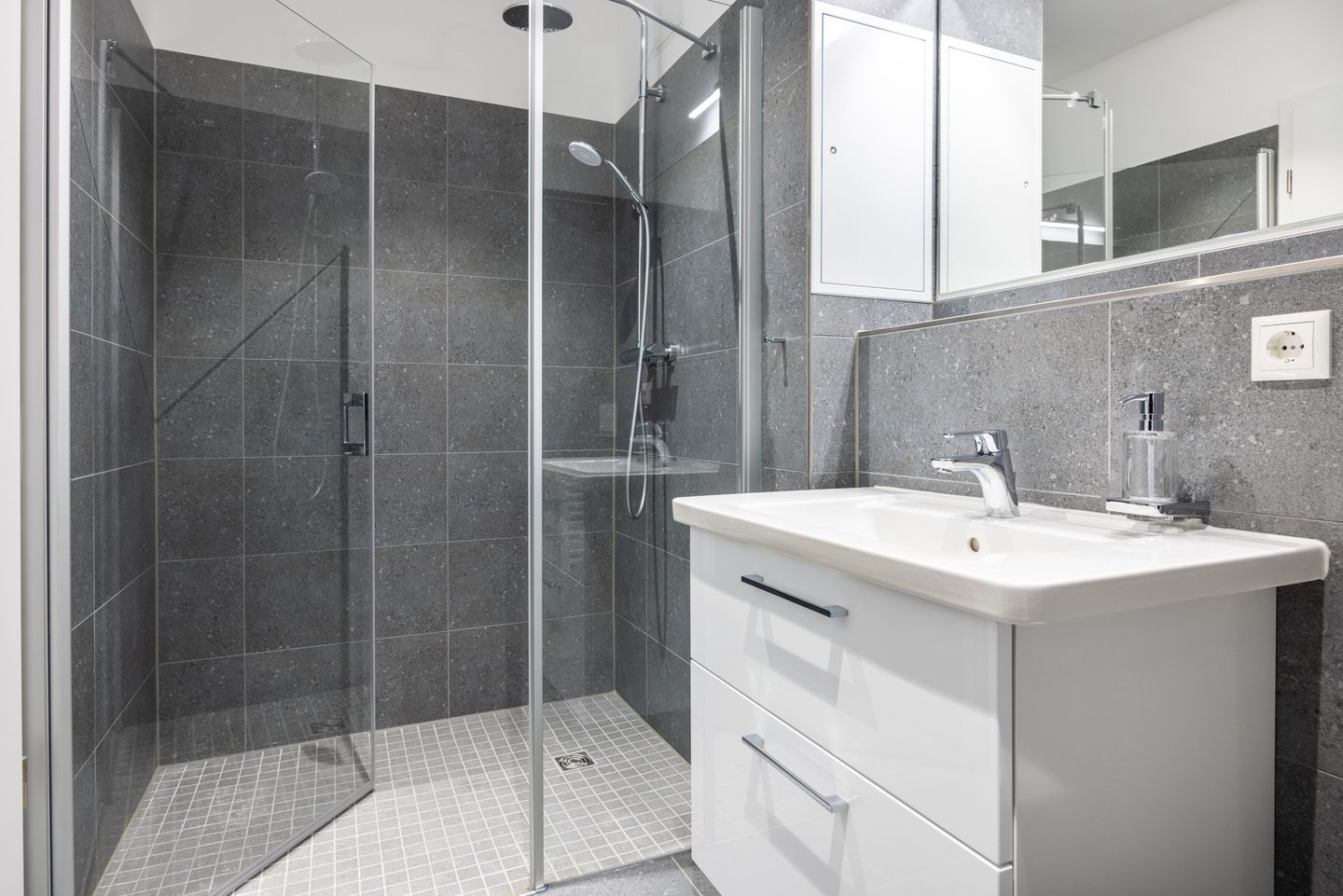 Krusespeicher Krusespeicher 2-43 Wismar - Badezimmer mit Dusche, Waschtisch und Spiegel