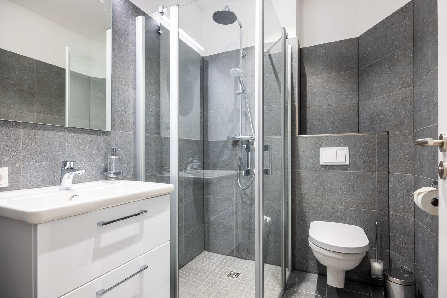 Krusespeicher Krusespeicher 3-45 Wismar - Badezimmer mit Dusche, Waschtisch, WC und Spiegel