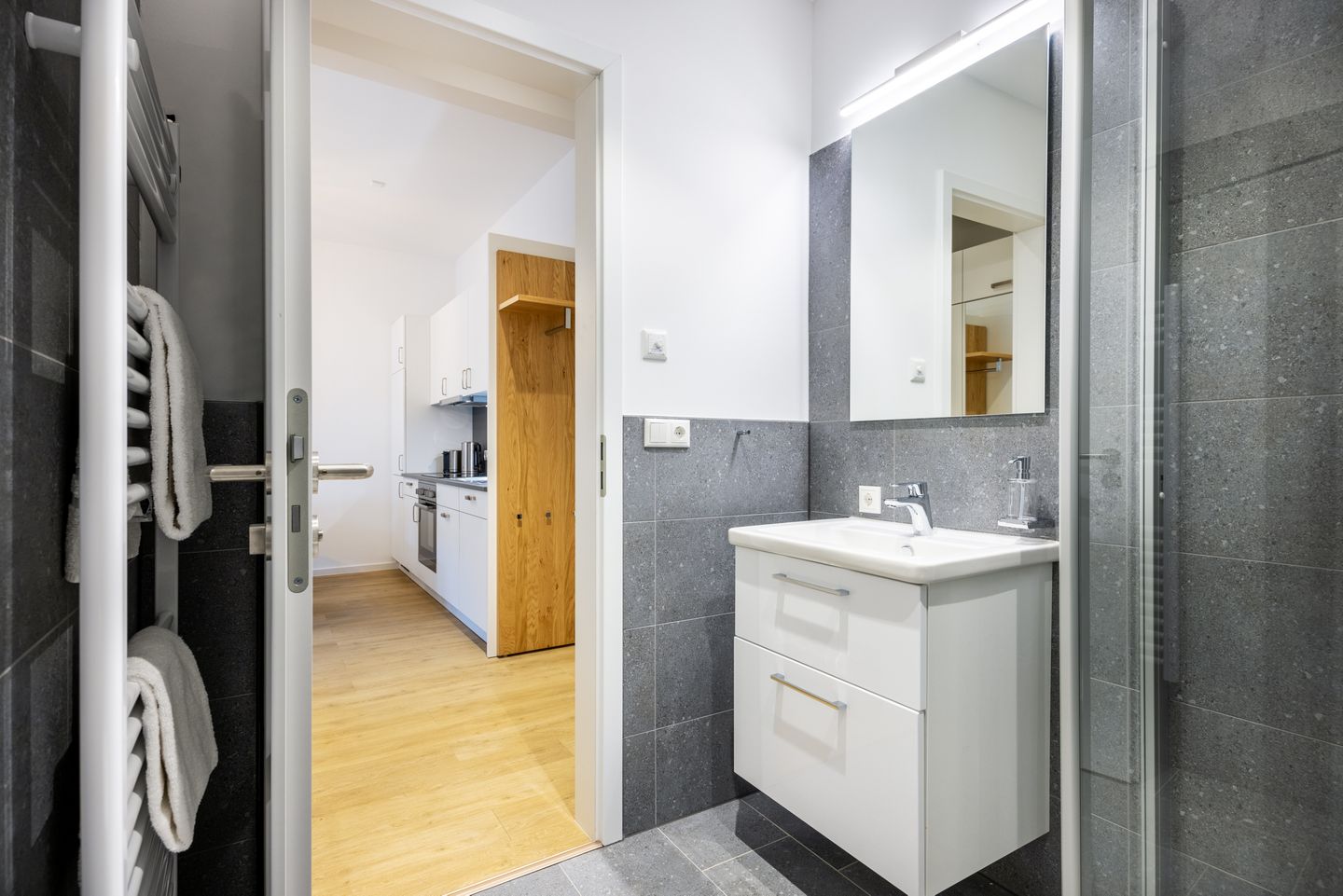 Krusespeicher Krusespeicher 3-45 Wismar - Badezimmer mit Waschtisch und Spiegel