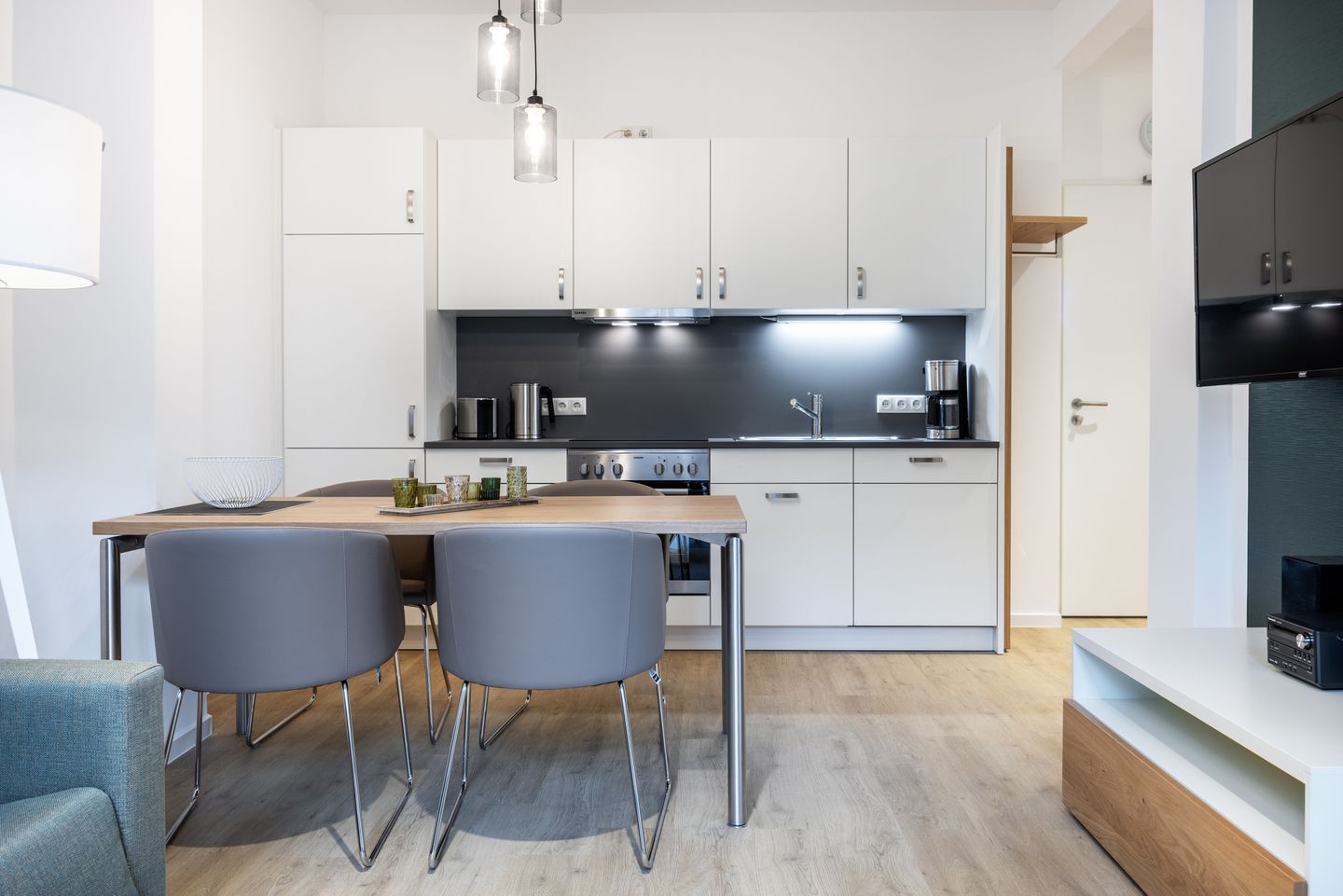 Krusespeicher Krusespeicher 3-45 Wismar - Wohn-/Essbereich mit Esstisch und Küchenzeile