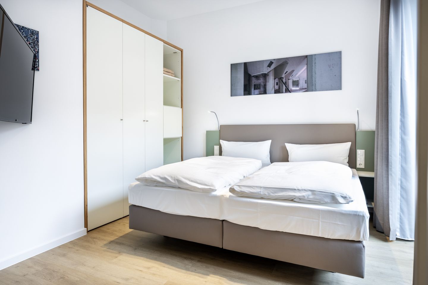 Krusespeicher Krusespeicher 3-45 Wismar - Schlafzimmer mit Doppelbett und Kleiderschrank