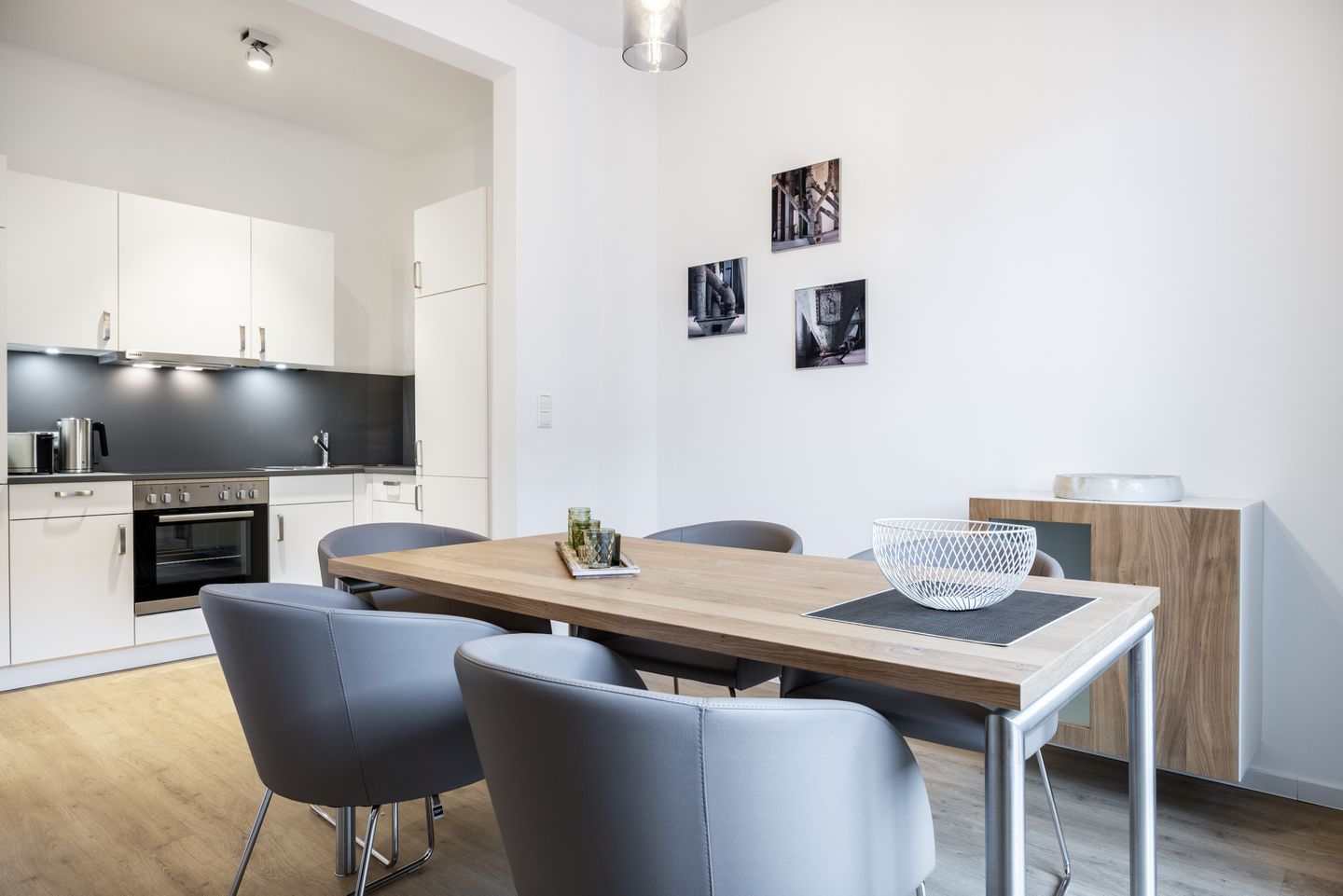 Krusespeicher Krusespeicher 3-47 Wismar - Wohn-/Essbereich mit Esstisch und Küchenzeile