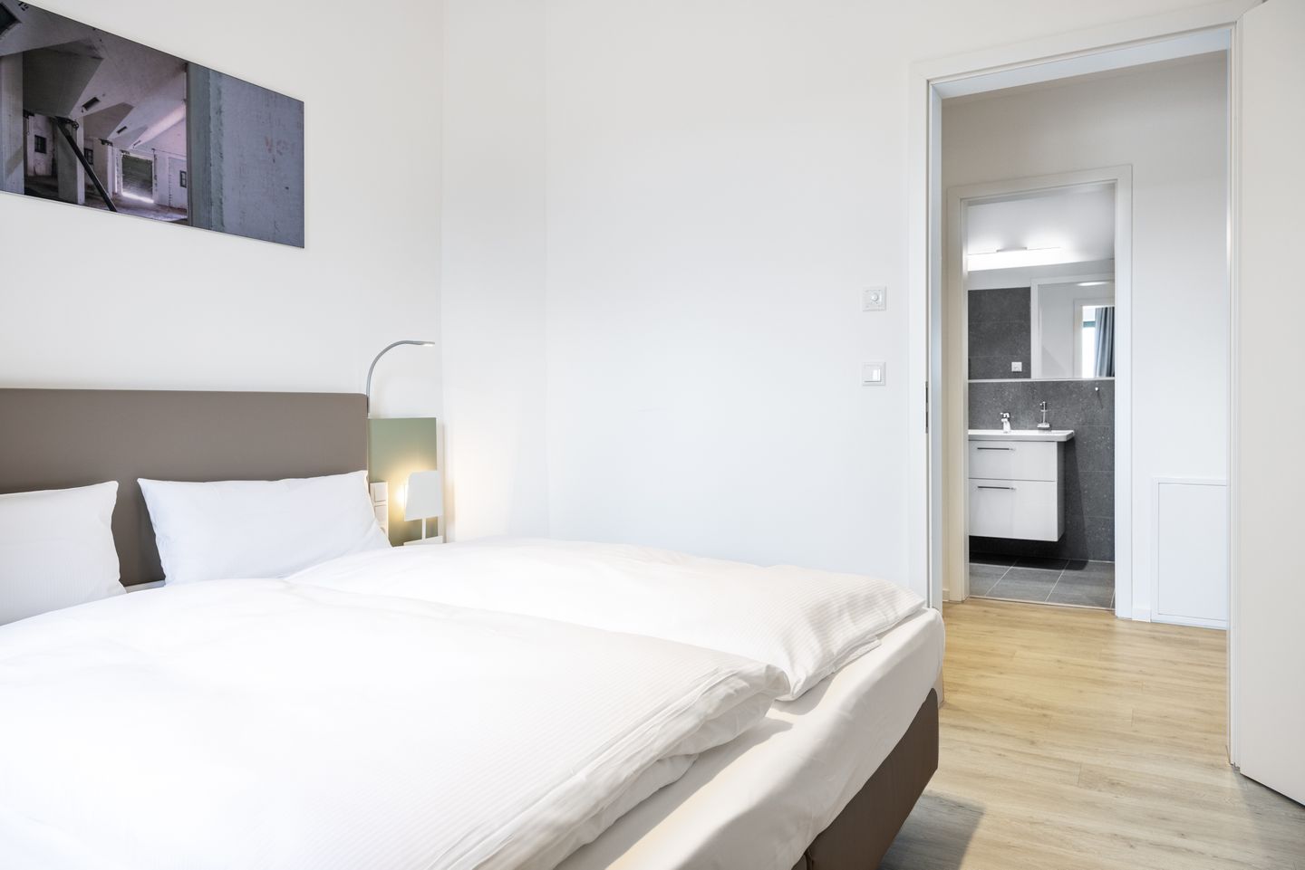 Krusespeicher Krusespeicher 3-48 Wismar - Schlafzimmer mit Doppelbett und Zugang zum Badezimmer