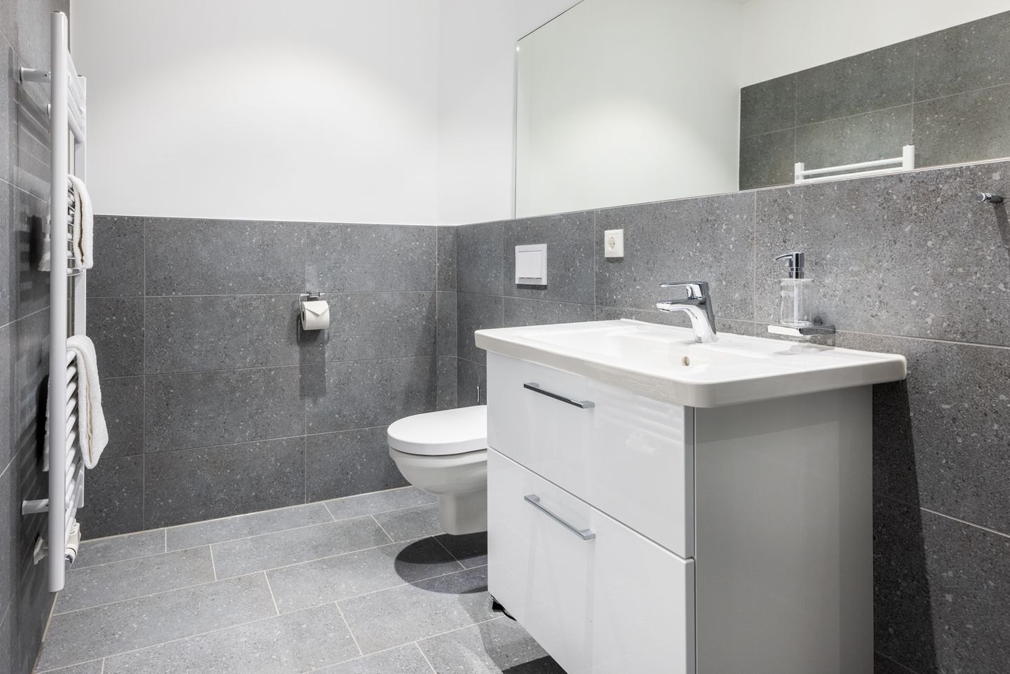 Krusespeicher Krusespeicher 3-48 Wismar - Badezimmer mit Waschtisch, WC und Spiegel