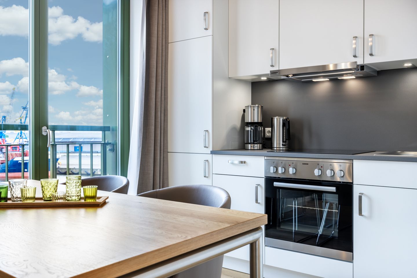 Krusespeicher Krusespeicher 3-48 Wismar - Küche mit Küchenzeile und Esstisch