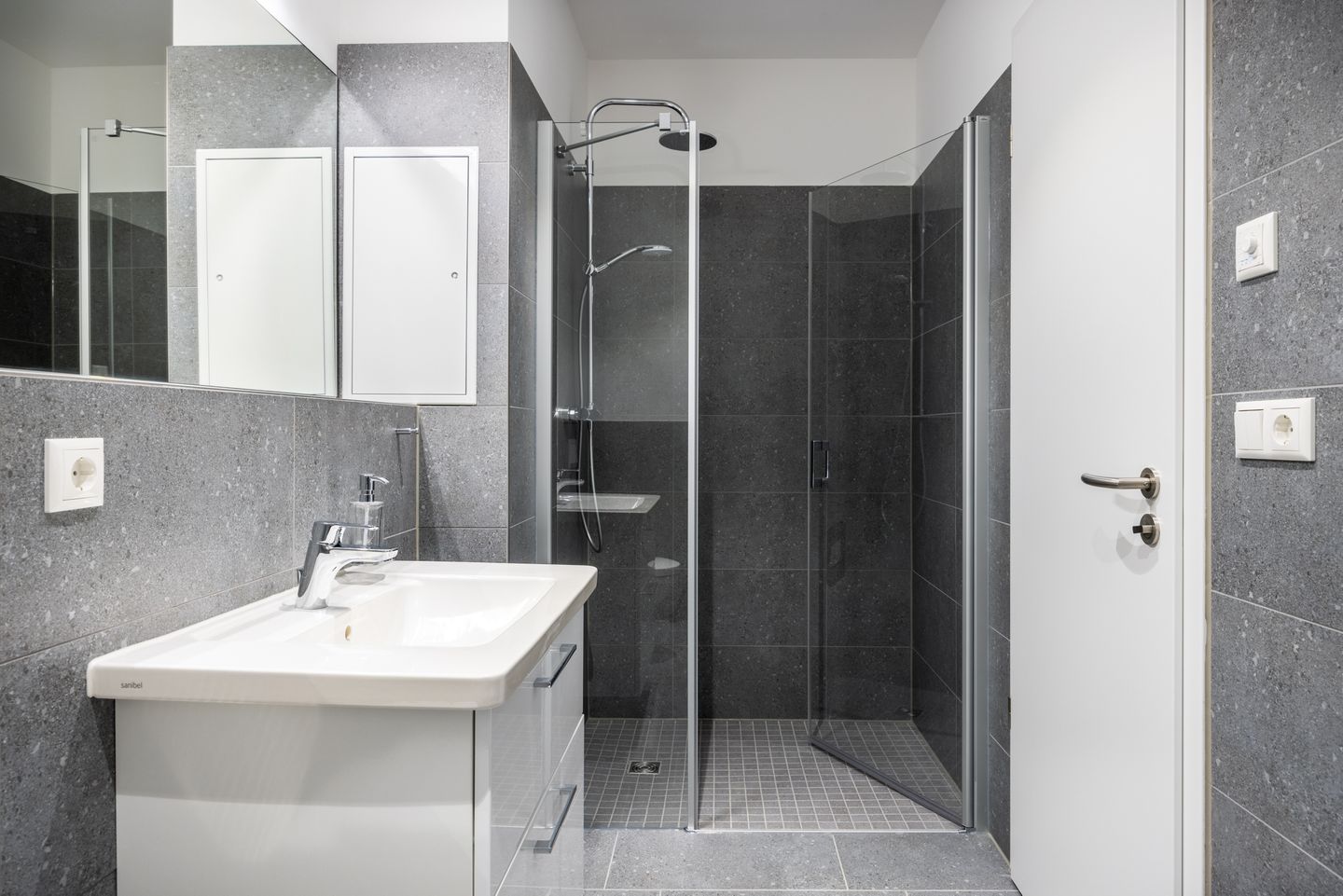 Krusespeicher Krusespeicher 3-48 Wismar - Badezimmer mit Dusche, Waschtisch und Spiegel