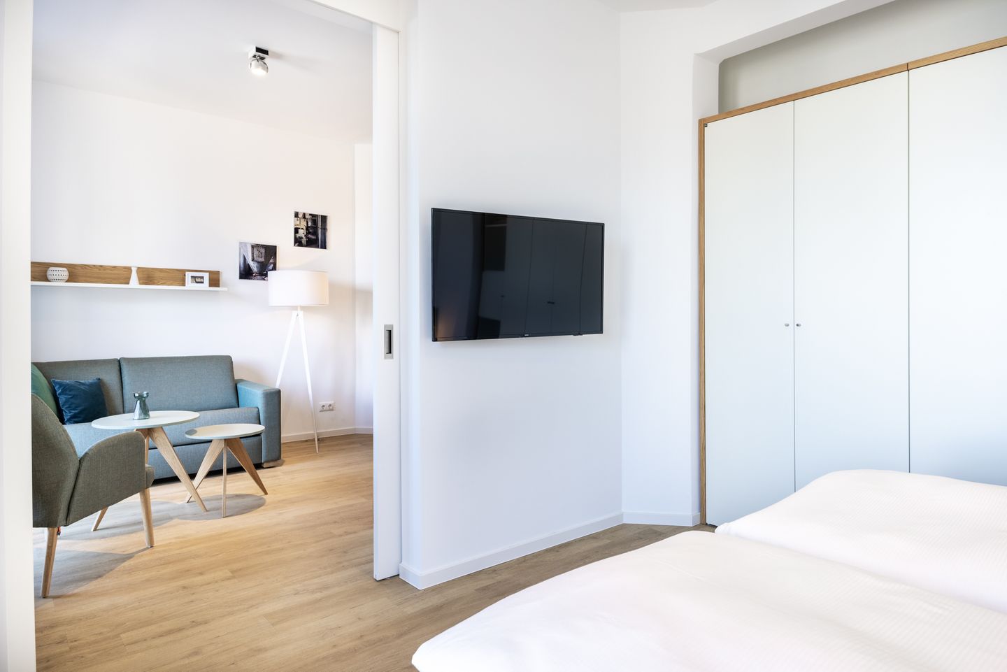 Krusespeicher Krusespeicher 3-50 Wismar - Schlafzimmer mit Kleiderschrank und TV