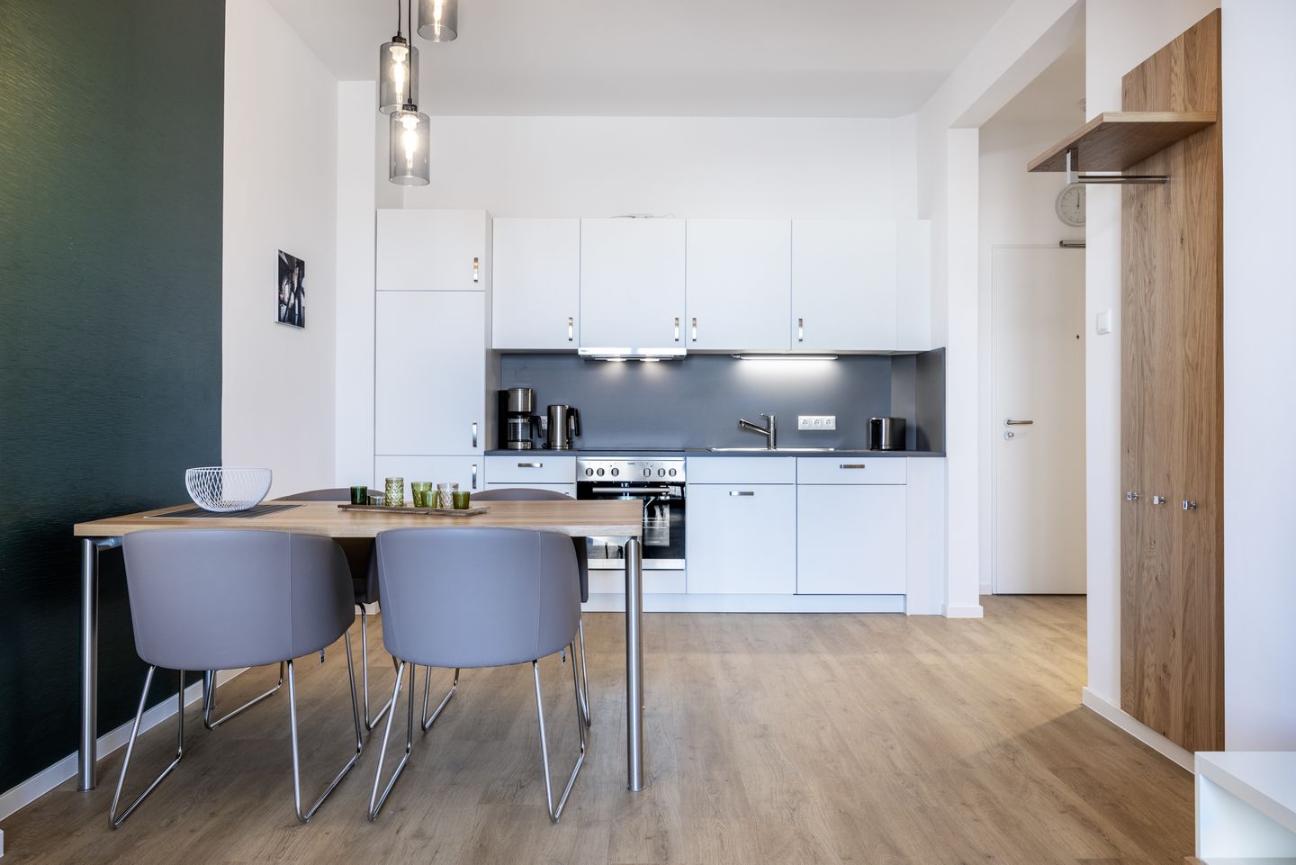 Krusespeicher Krusespeicher 3-50 Wismar - Wohn-/Essbereich mit Esstisch und Küchenzeile