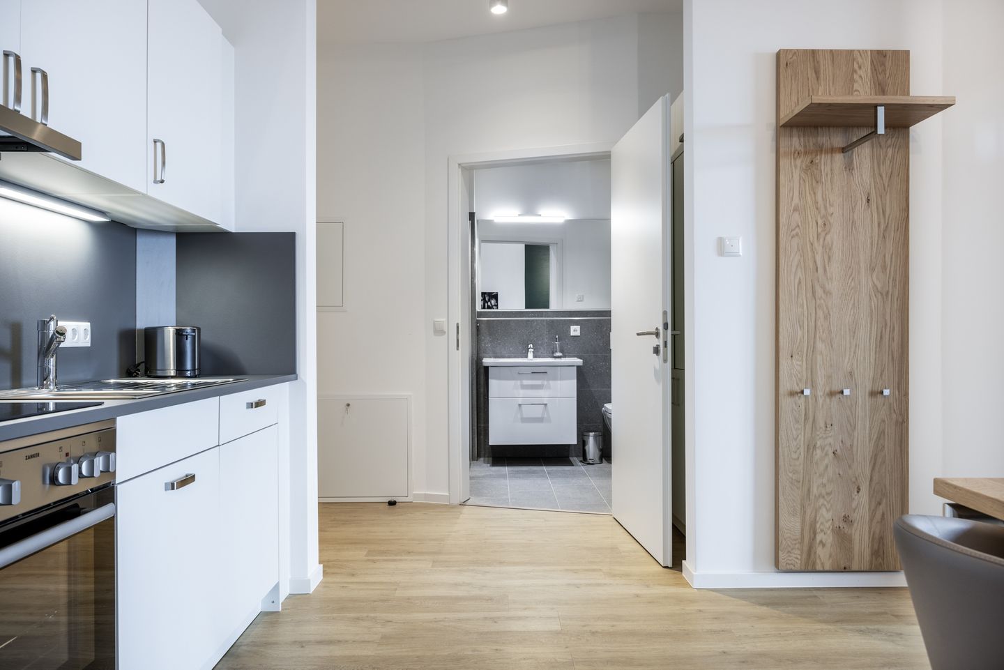 Krusespeicher Krusespeicher 3-50 Wismar - Wohnessbereich mit Zugang zum Badezimmer