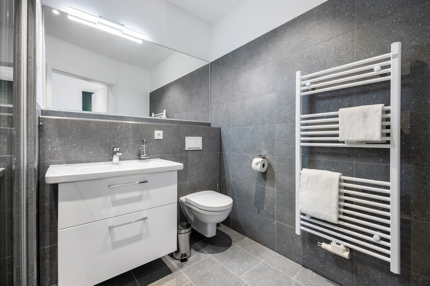 Krusespeicher Krusespeicher 3-50 Wismar - Badezimmer mit Waschtisch, WC und Spiegel