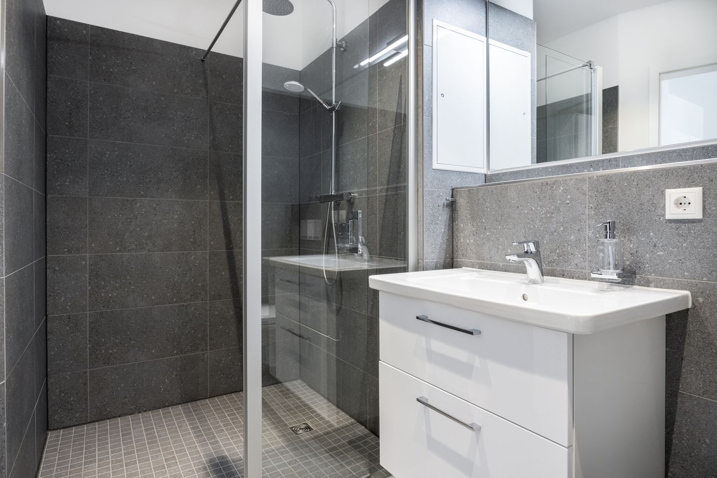 Krusespeicher Krusespeicher 3-50 Wismar - Badezimmer mit Dusche, Waschtisch und Spiegel