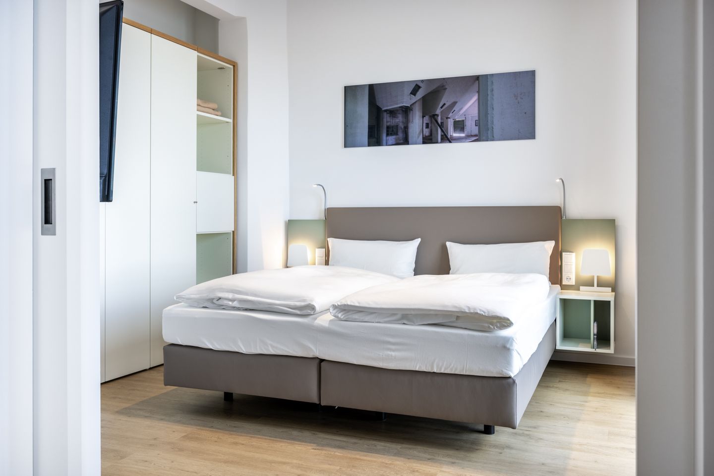 Krusespeicher Krusespeicher 3-50 Wismar - Schlafzimmer mit Doppelbett und Kleiderschrank