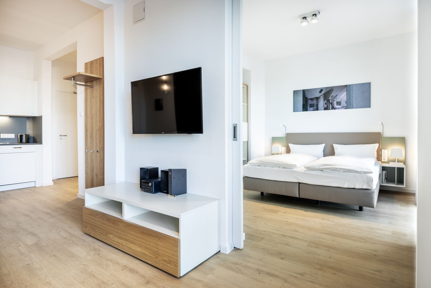 Krusespeicher Krusespeicher 3-51 Wismar - Wohn-Essbereich mit Couch und Flatscreen-TV