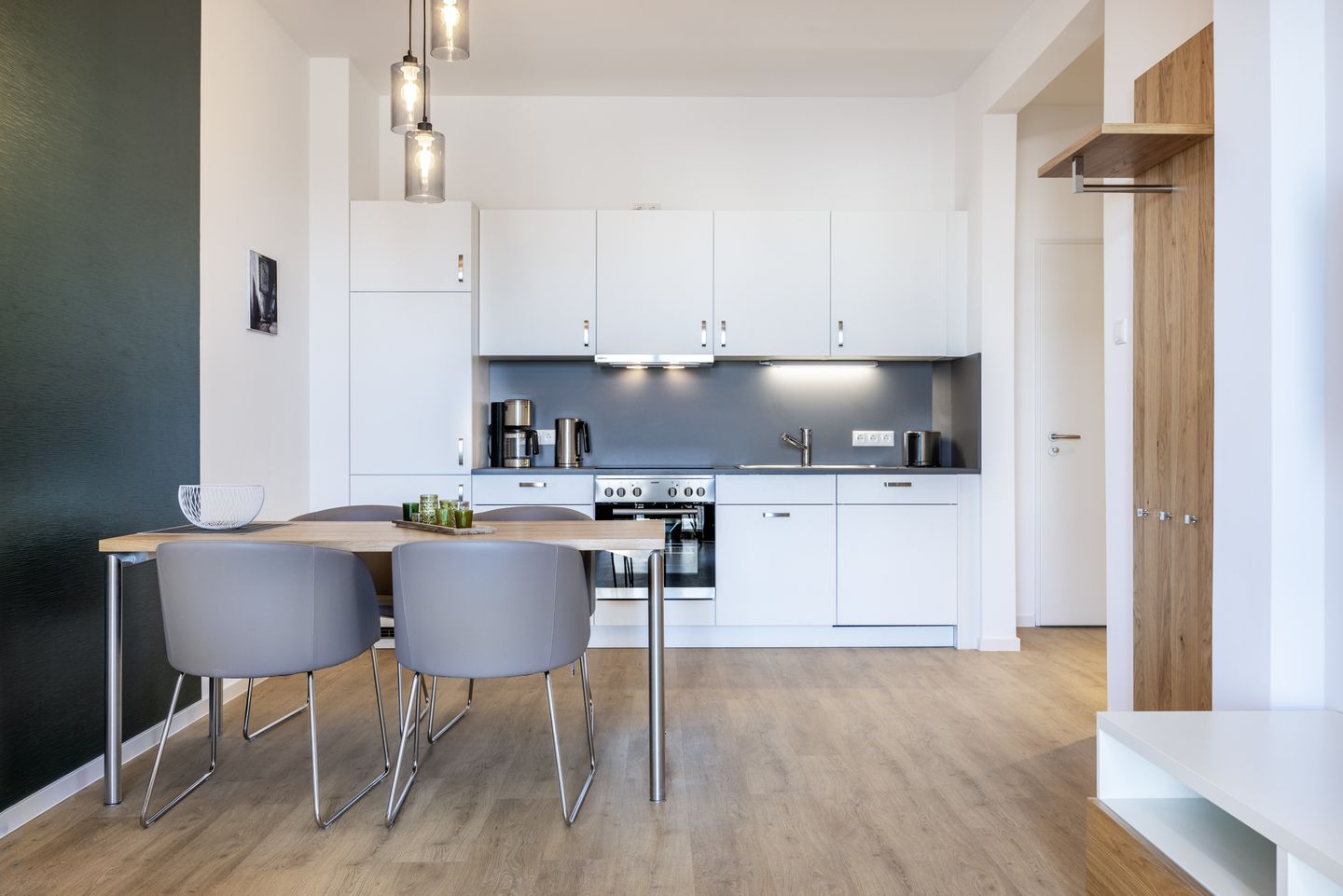 Krusespeicher Krusespeicher 3-51 Wismar - Küchenzeile mit Esstisch und Sitzgelegenheit