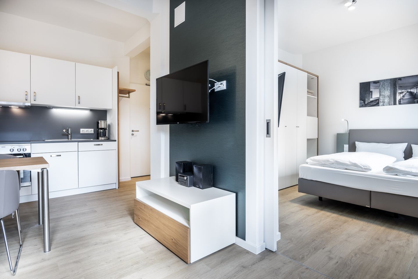 Krusespeicher Krusespeicher 4-54 Wismar - Wohn-Essbereich mit Couch und Flatscreen-TV