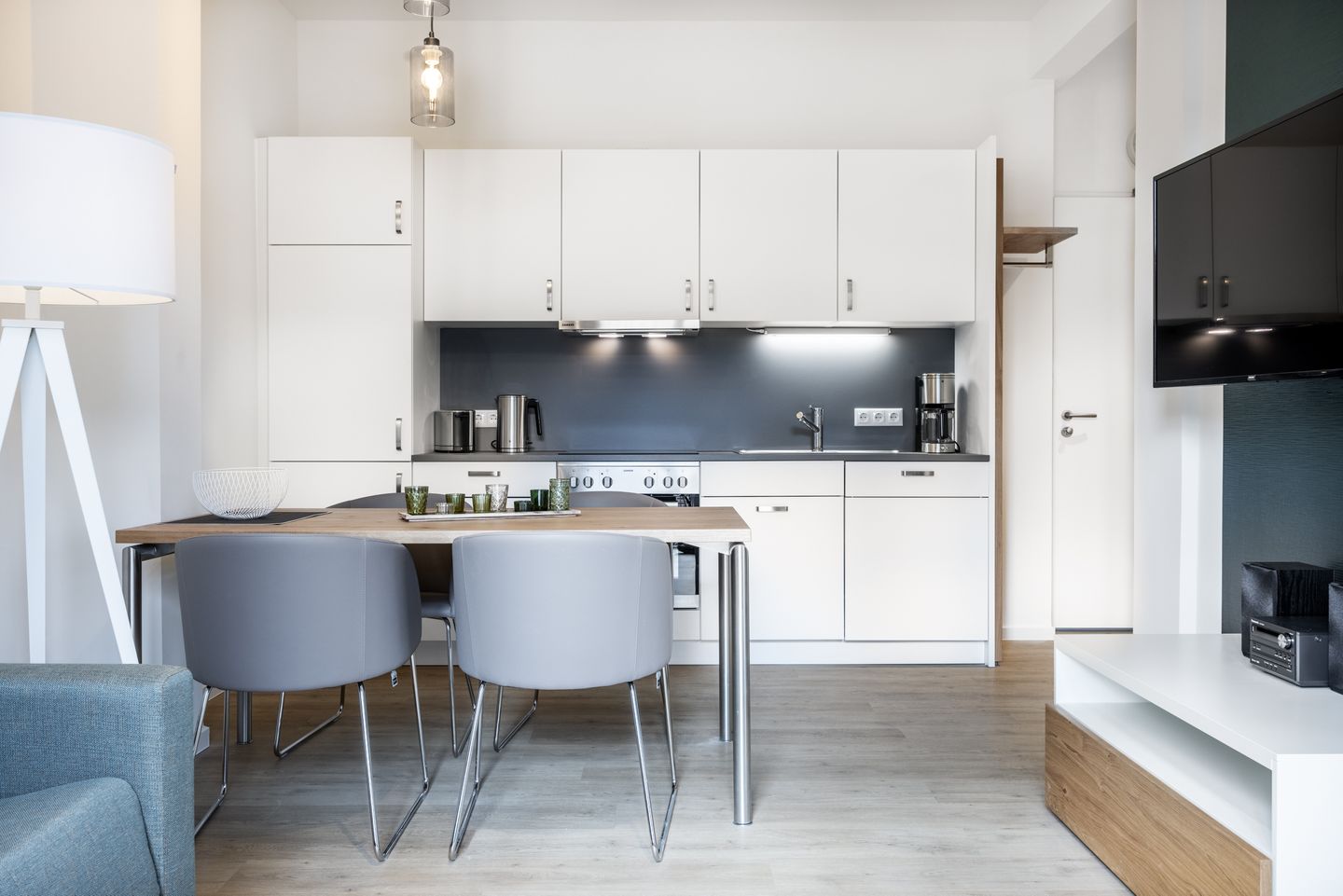 Krusespeicher Krusespeicher 4-54 Wismar - Küchenzeile mit Esstisch und Sitzgelegenheit